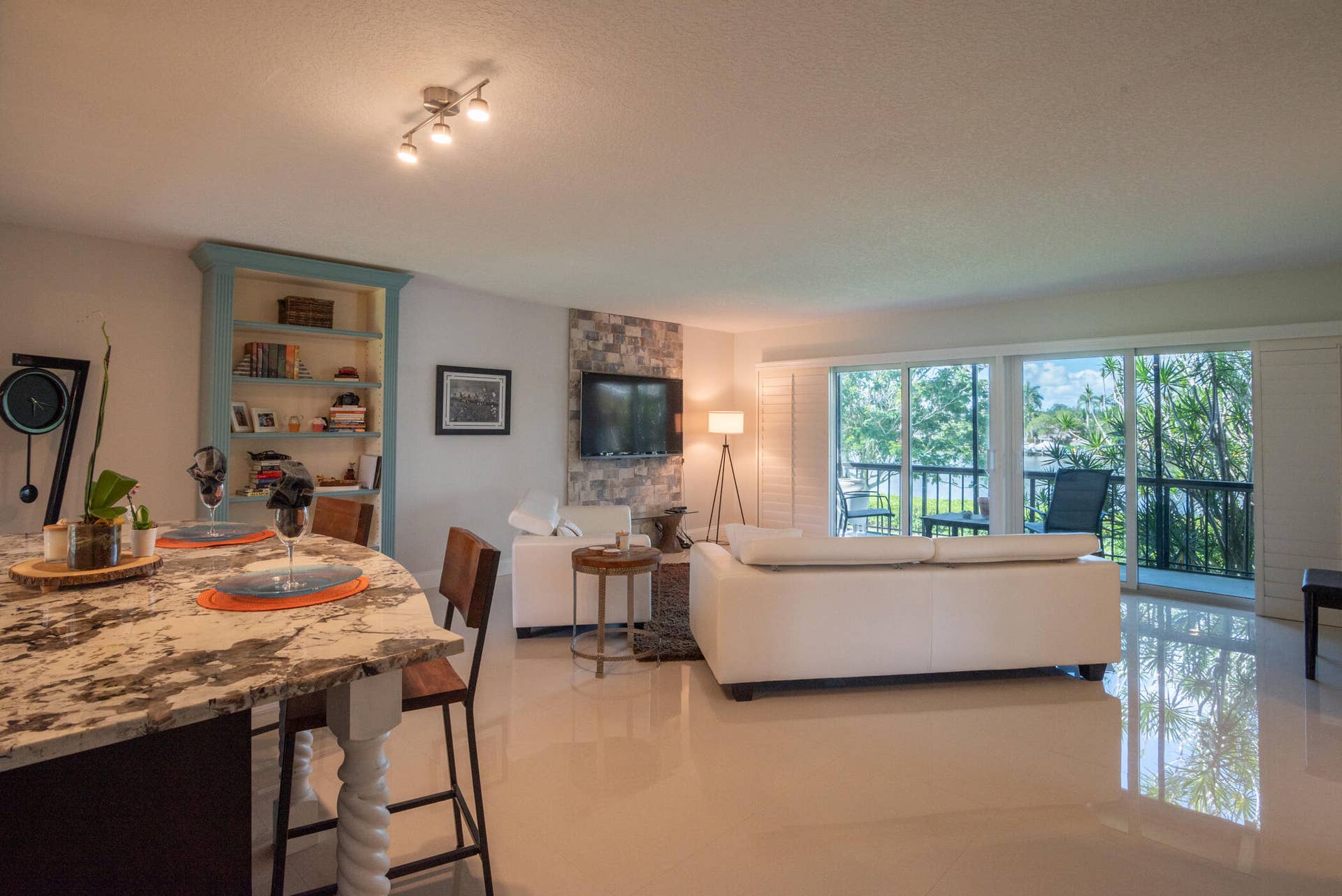 9130 SE Riverfront Terrace, #L, Jupiter, FL 33469 living rooom