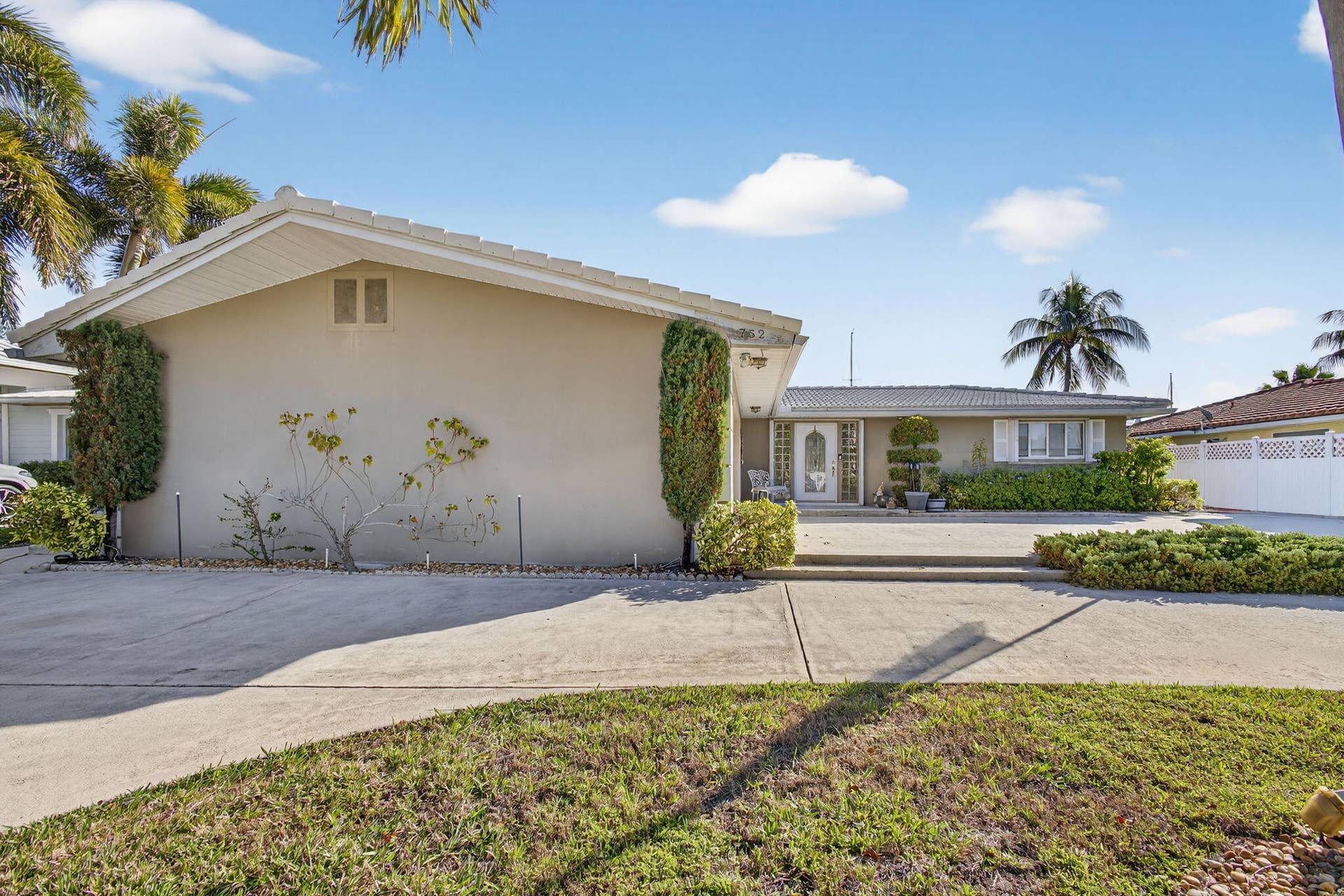 752 Lagoon Drive, North Palm Beach, FL 33408 3-web-or-mls-5P1A2151