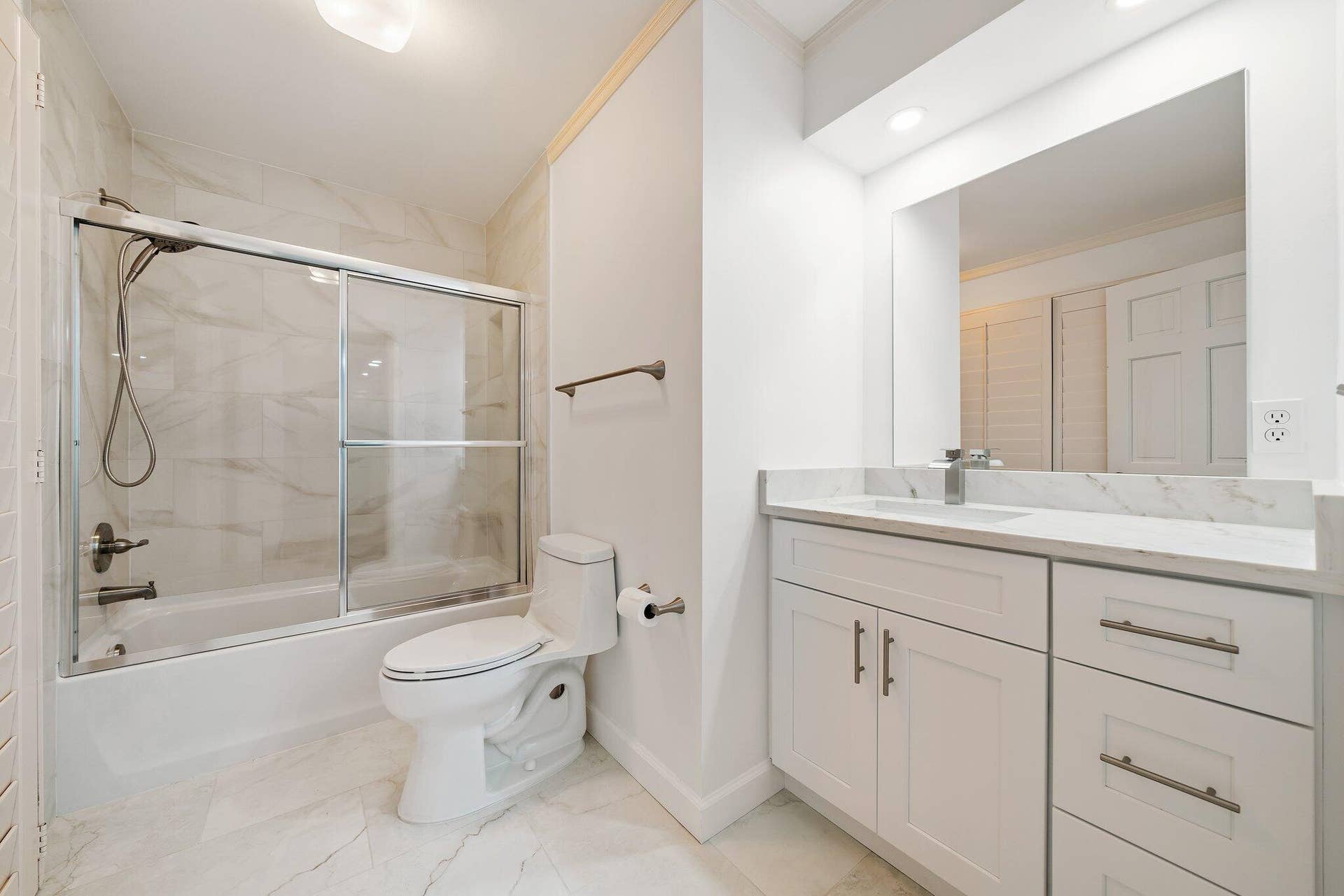 11890 SE Hill Club Terrace, #103, Jupiter, FL 33469 Guest Bath