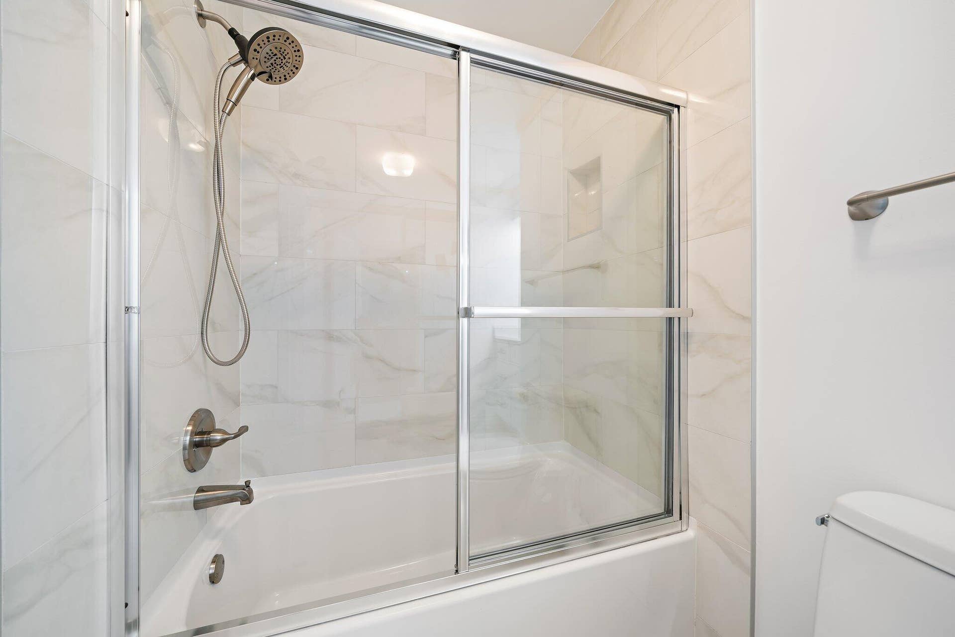11890 SE Hill Club Terrace, #103, Jupiter, FL 33469 Guest Bath