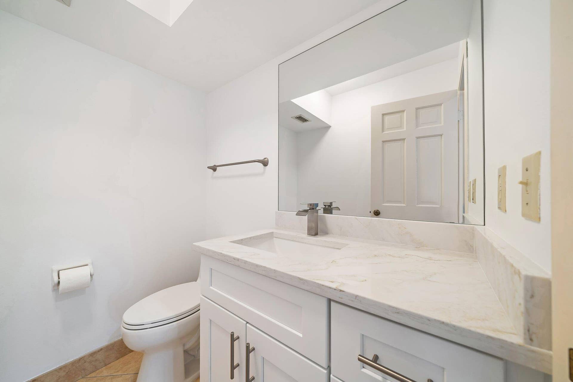 11890 SE Hill Club Terrace, #103, Jupiter, FL 33469 Guest Bath