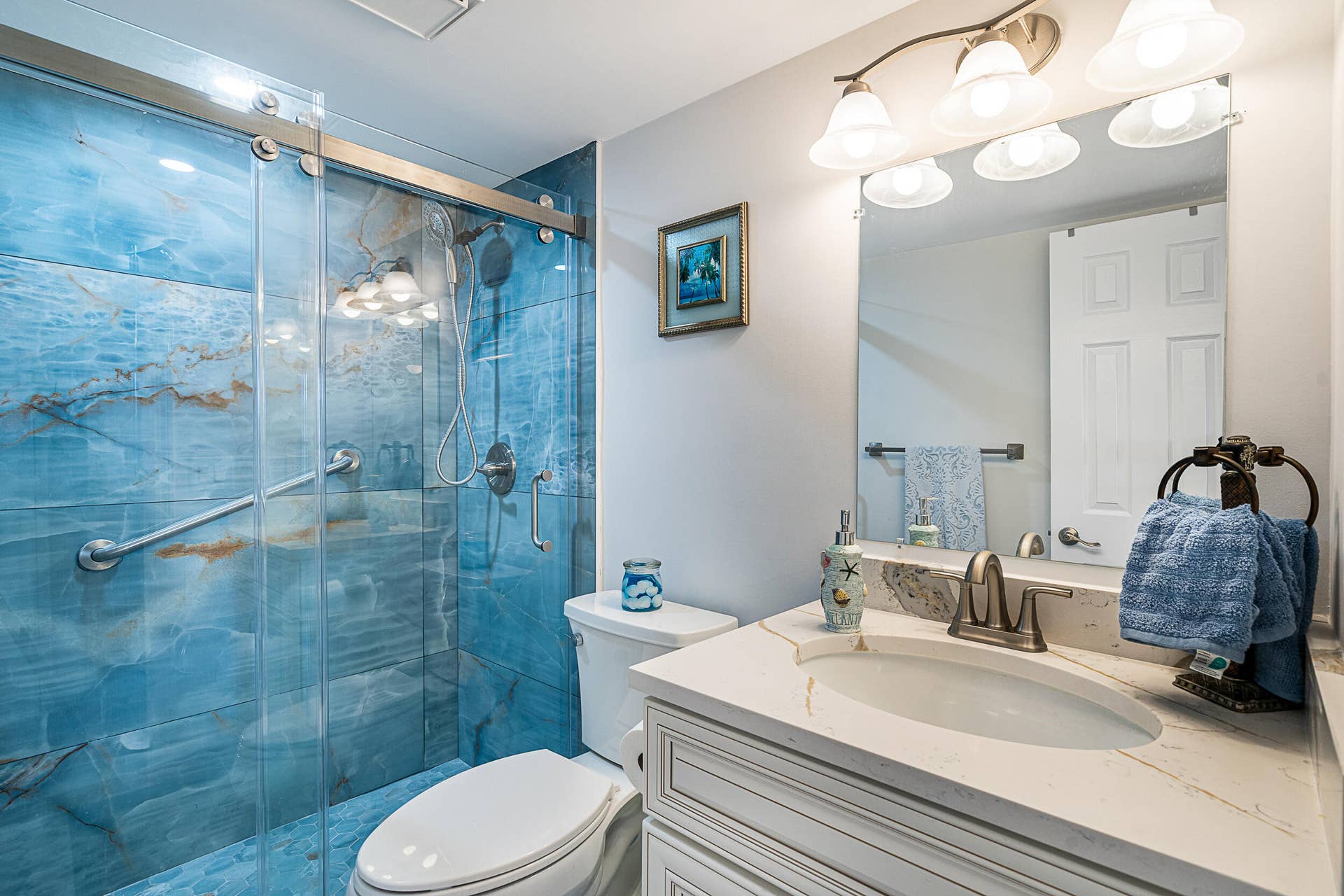 1537 E Hillsboro Boulevard, #243, Deerfield Beach, FL 33441 Guest Bathroom