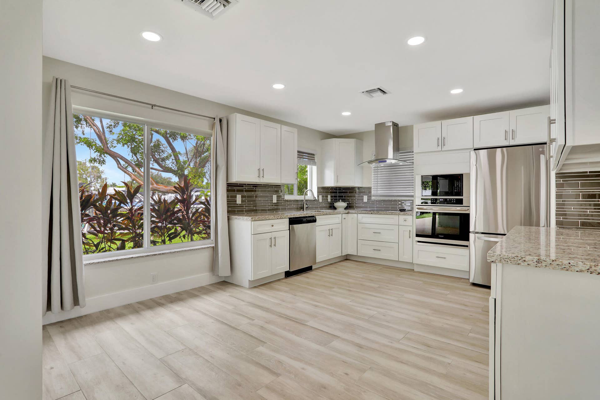 421 SE 5 Terrace, Pompano Beach, FL 33060 Kitchen and dining area.