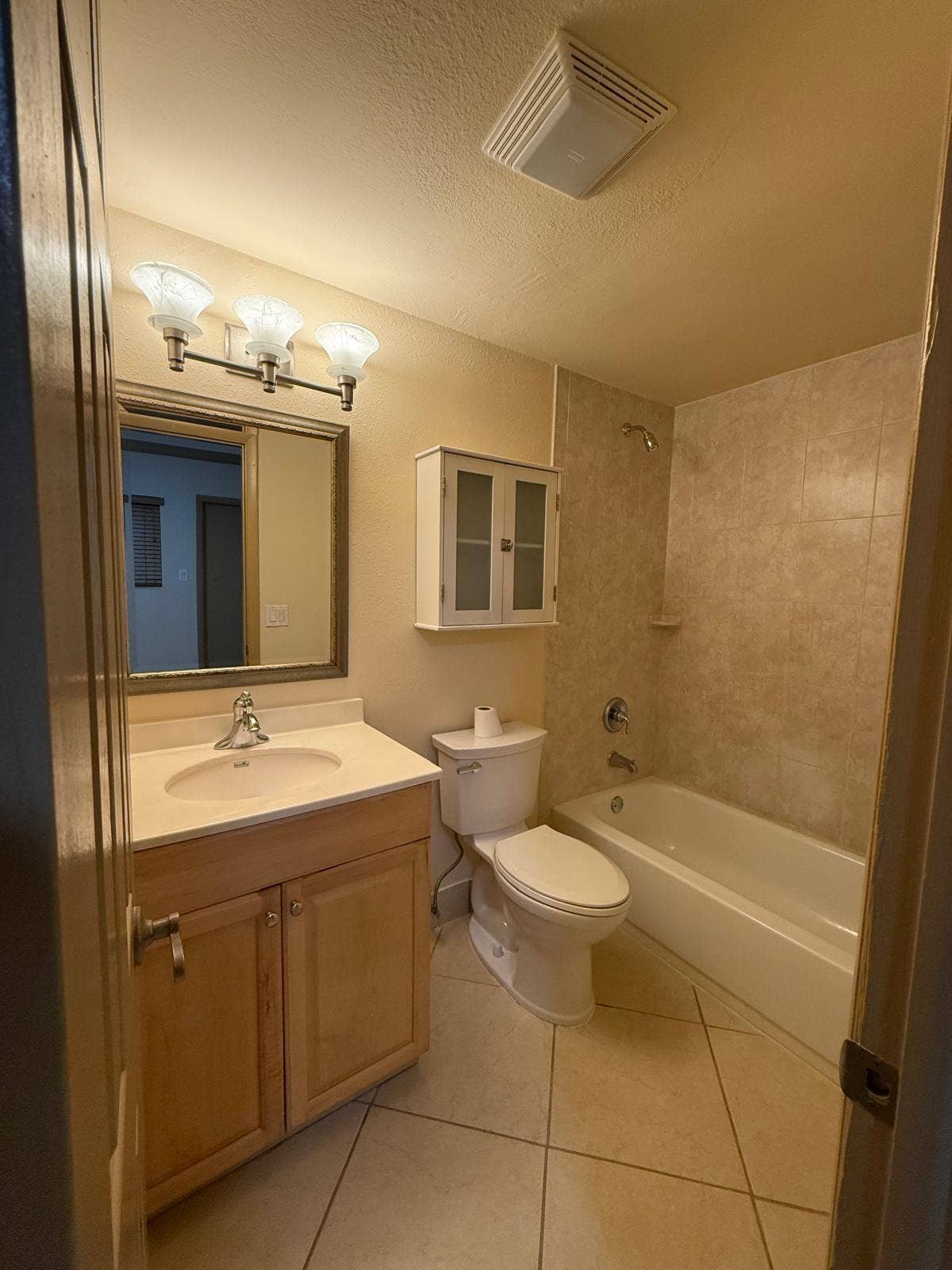 744 NE 14th Avenue, #12, Fort Lauderdale, Fort Lauderdale, FL 33304 Main bathroom
