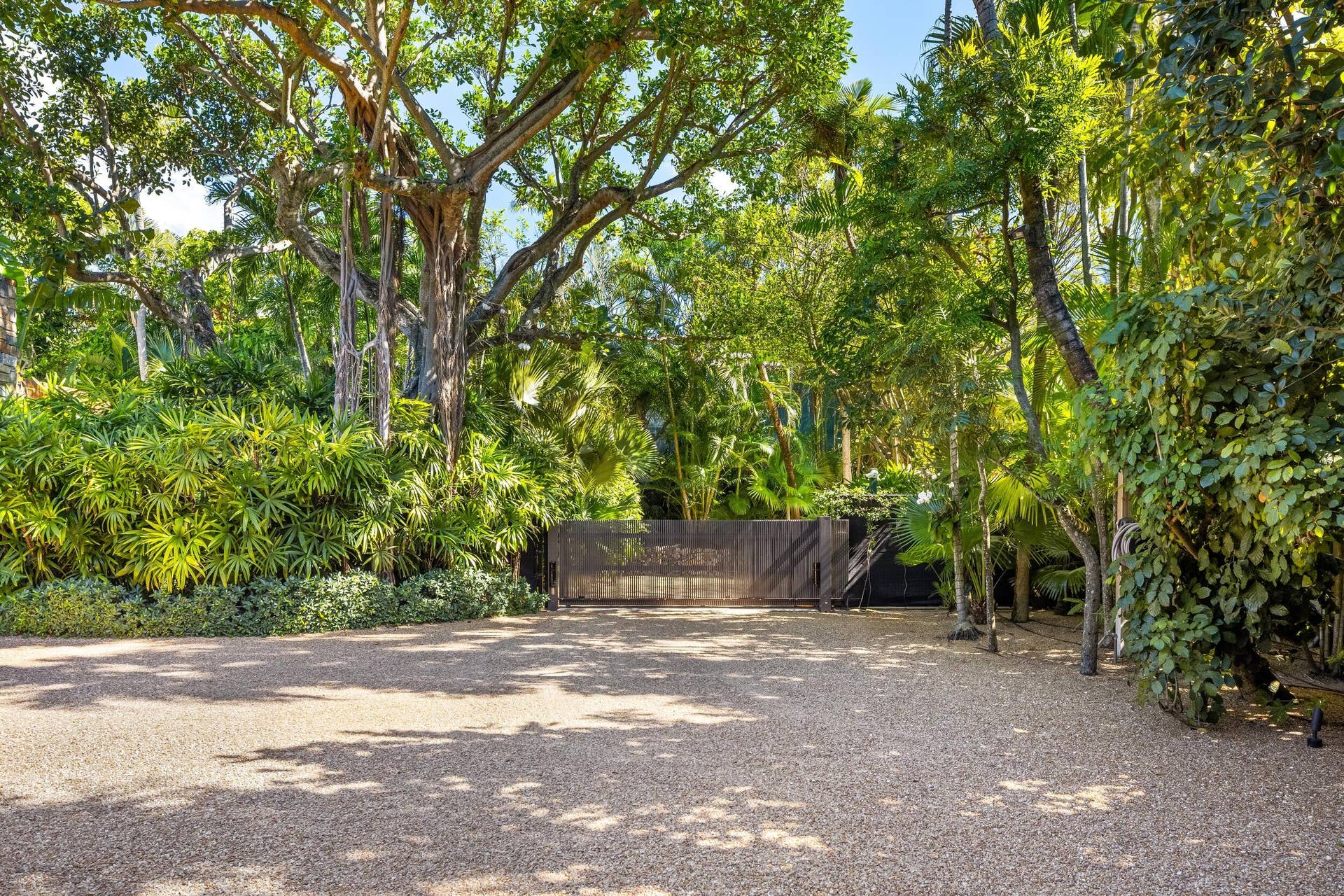 195 Via Marina, Palm Beach, FL 33480 Driveway