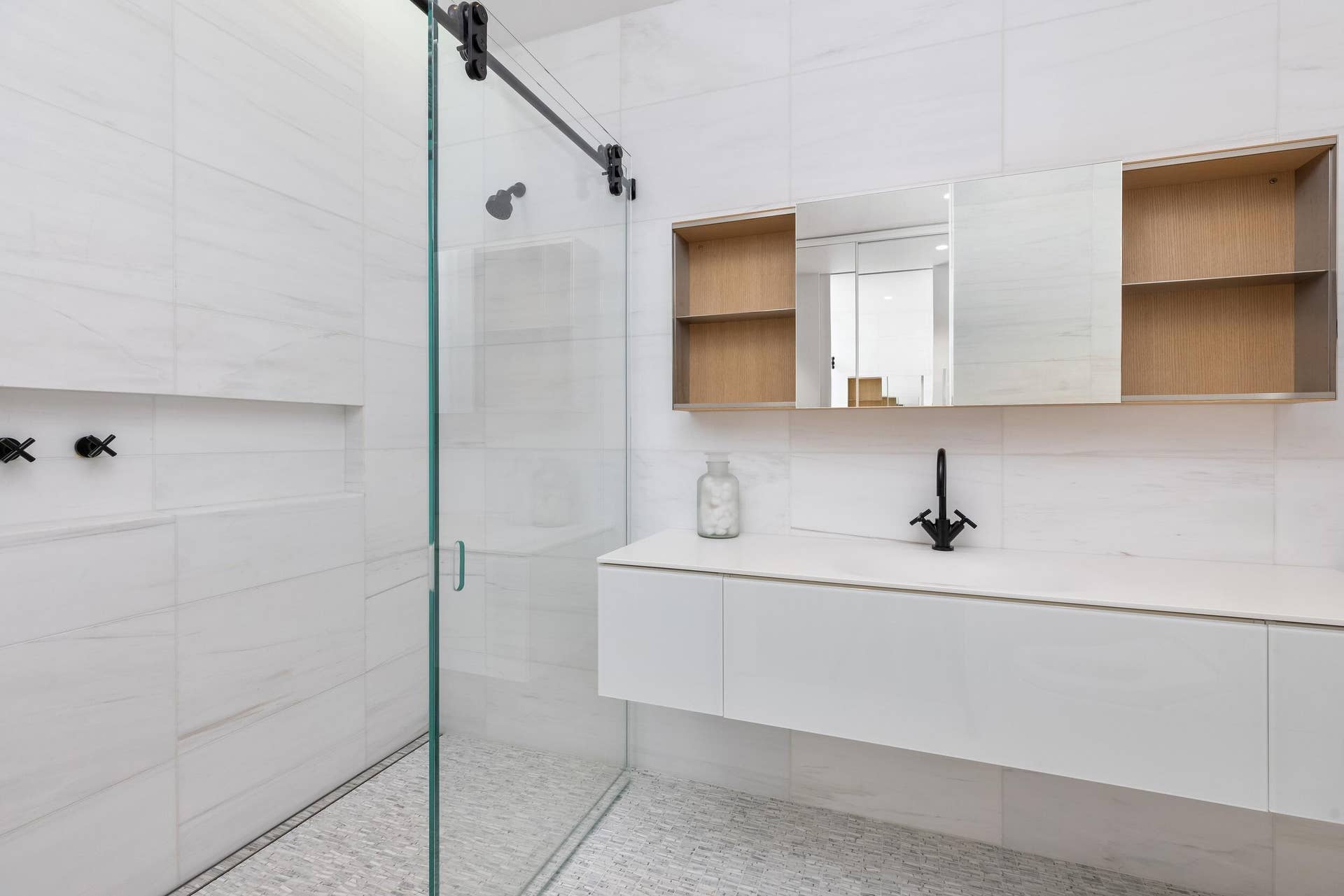 195 Via Marina, Palm Beach, FL 33480 Guest Bath