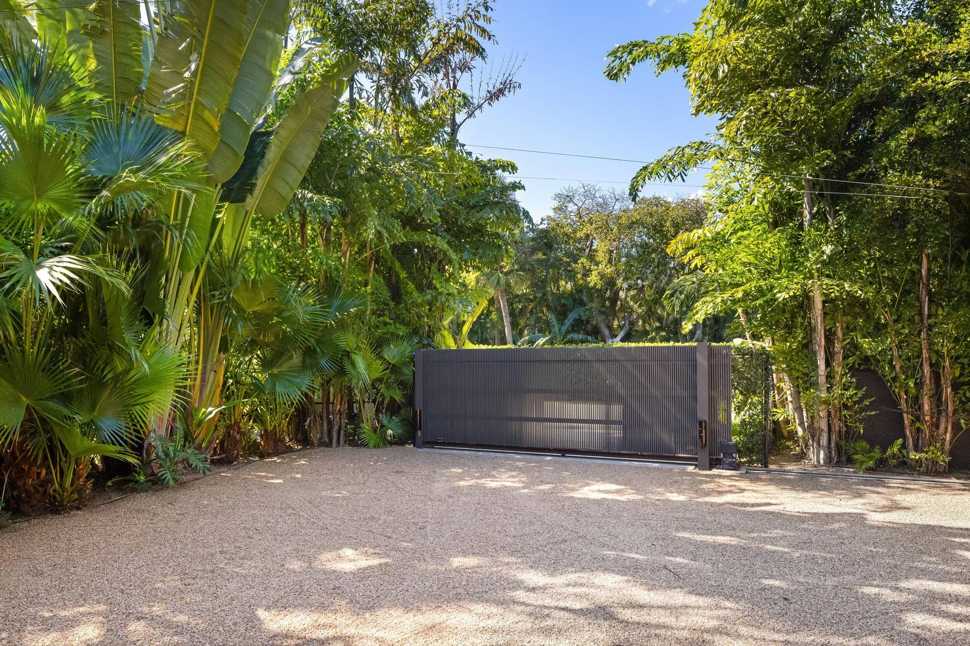 195 Via Marina, Palm Beach, FL 33480 Driveway
