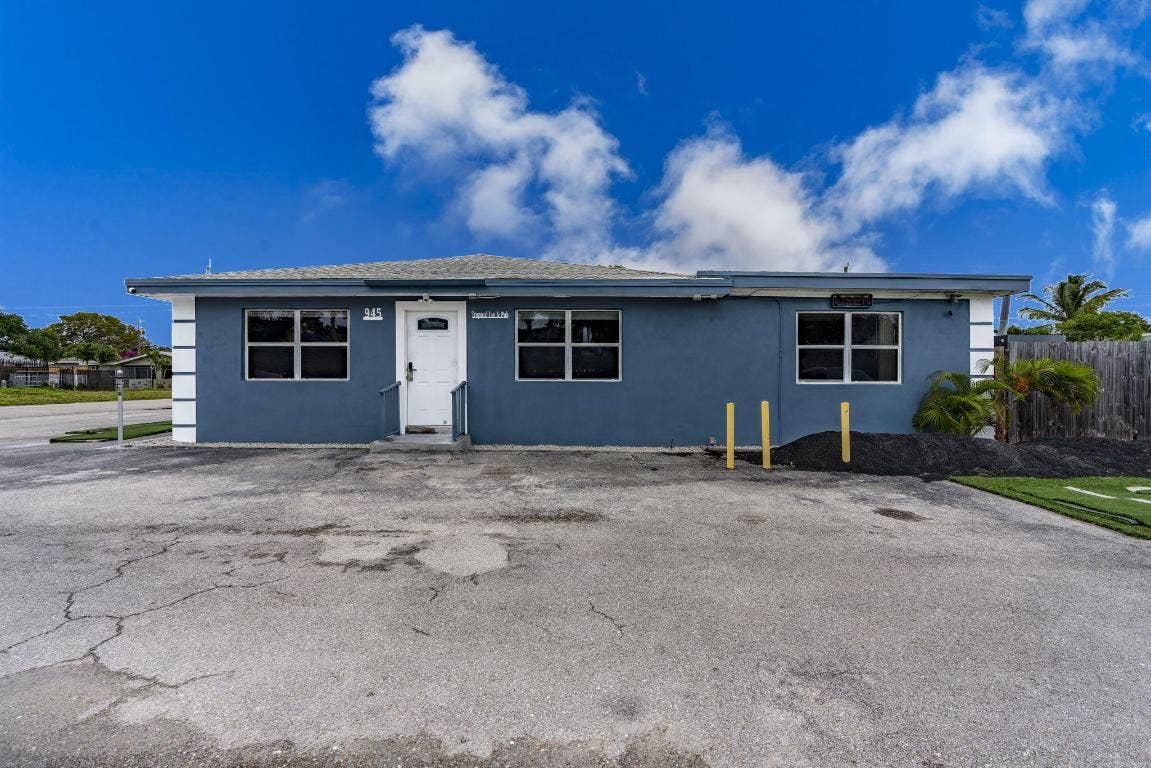 945 Miner Rd, Lake Worth, FL 33462