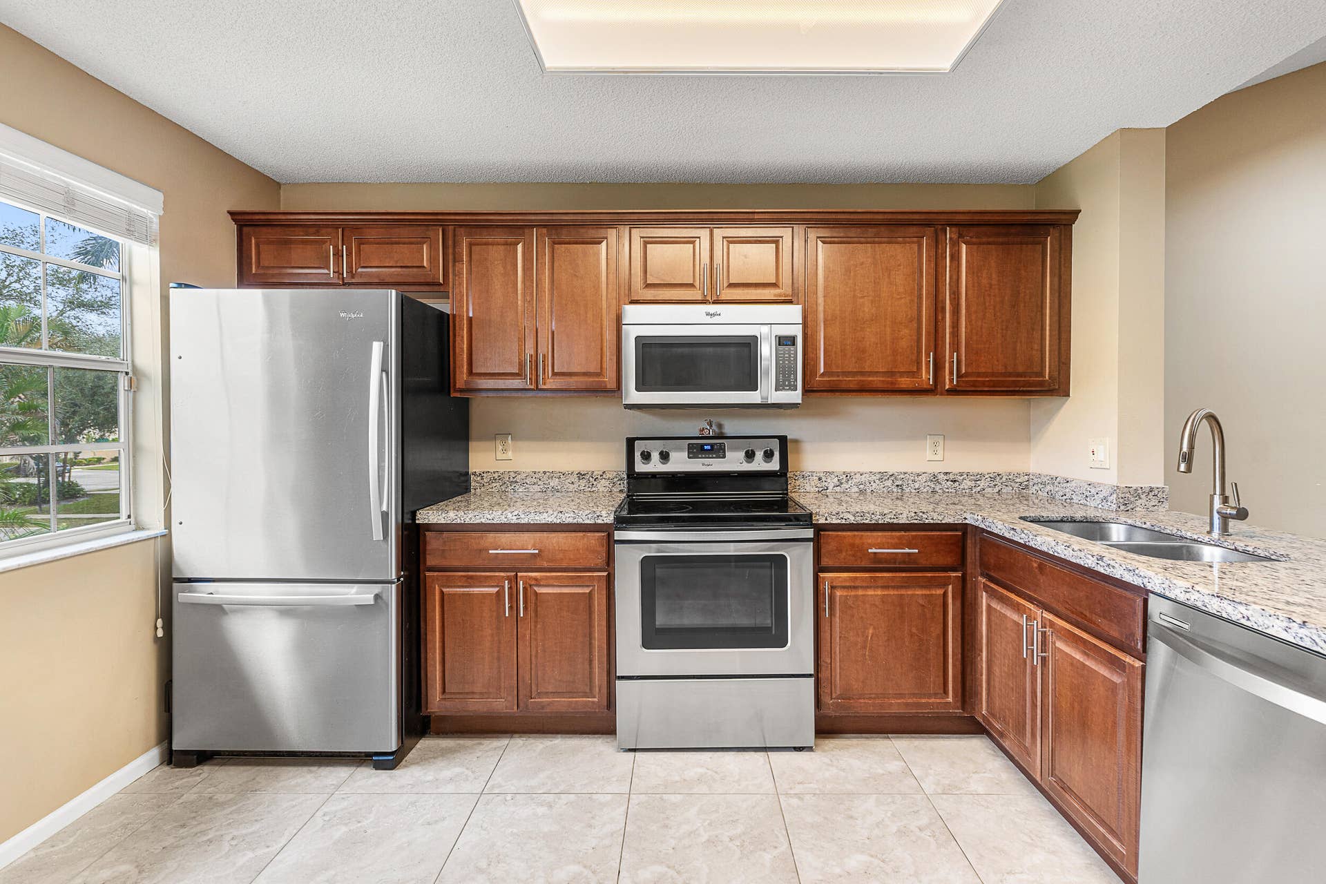 6626 Via Regina, Boca Raton, FL 33433 Kitchen