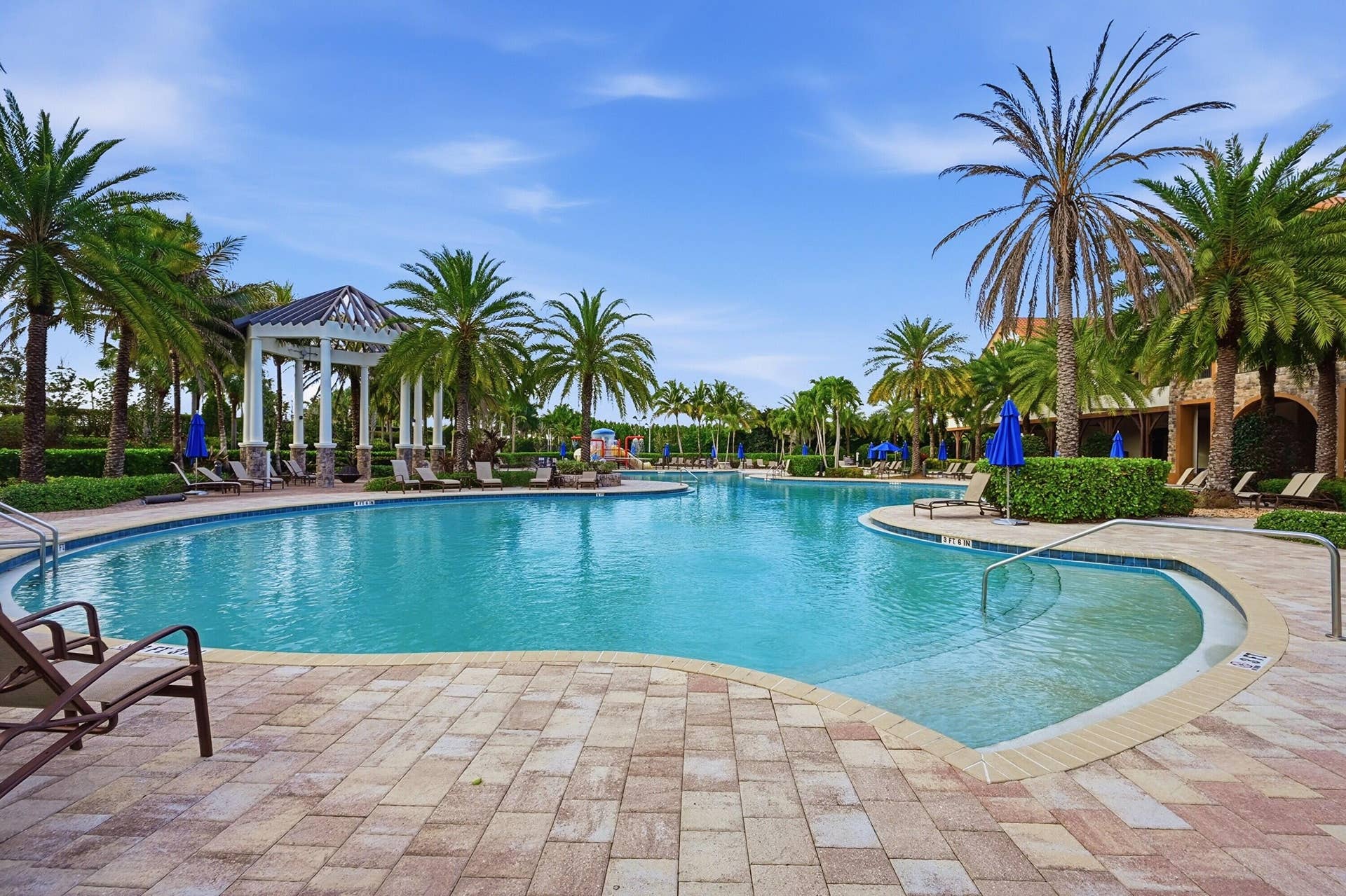 Miralago Pool