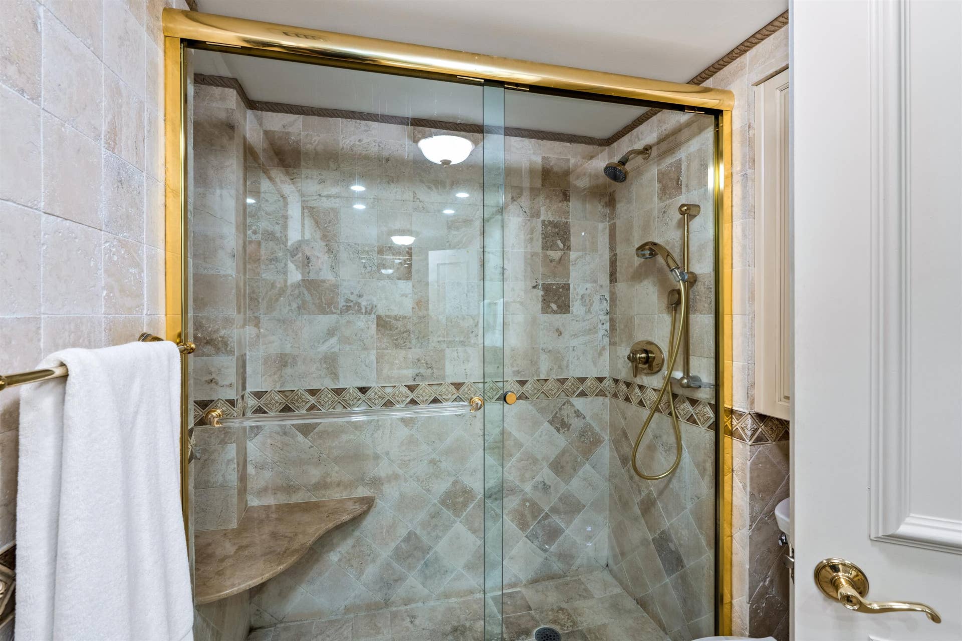 SHOWER_DETAIL_DT
