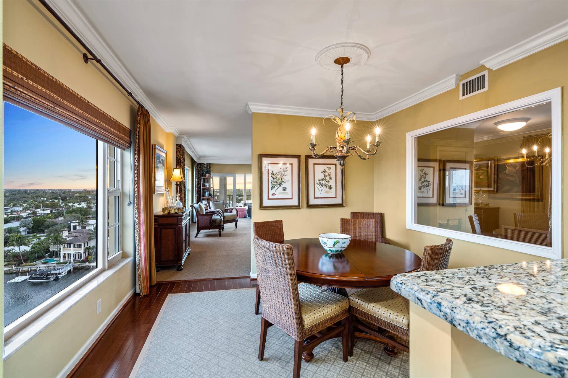 DINING_LOOKING_IN_DT