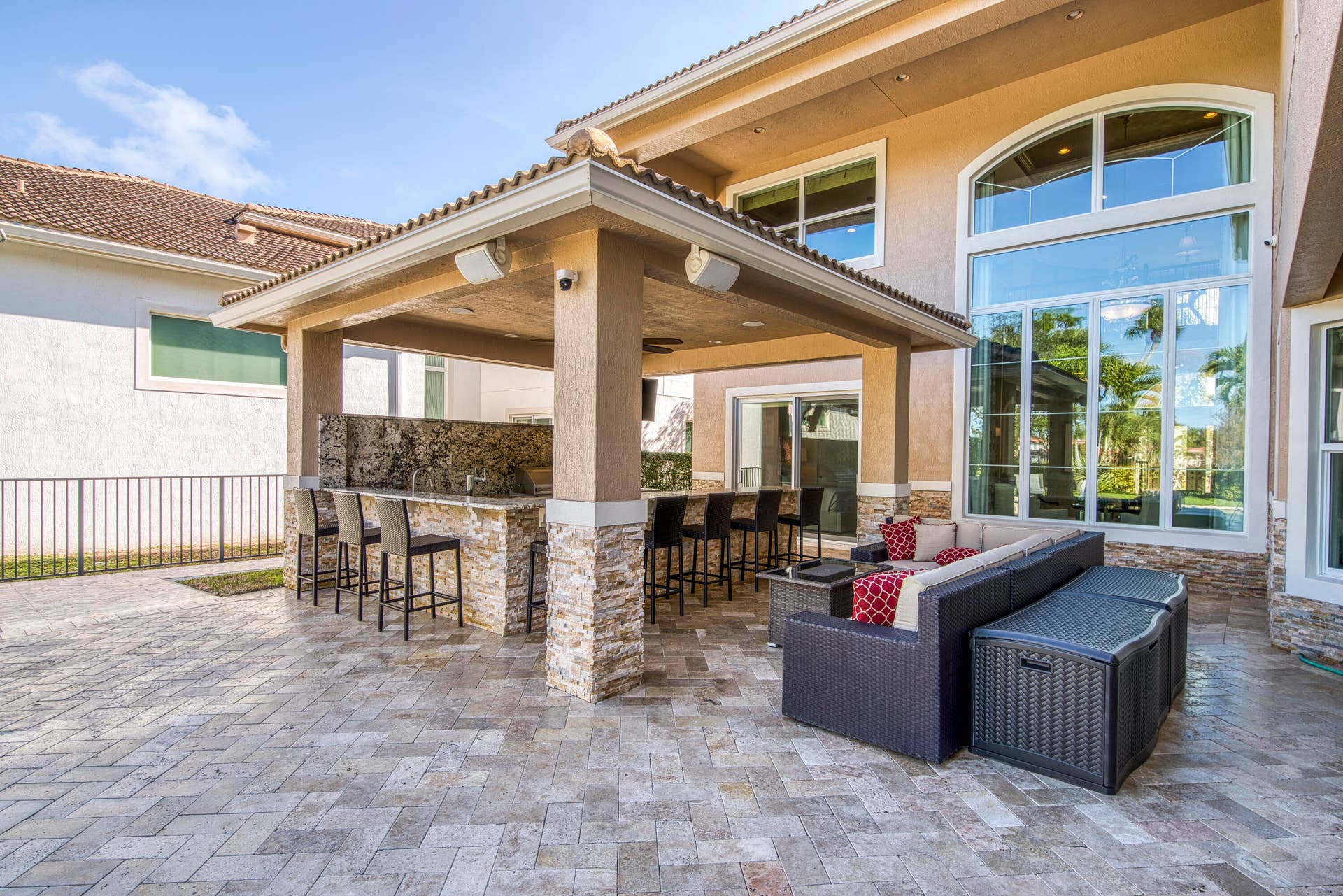 135 Carmela Court, Jupiter, FL 33478 Custom Outdoor Kitchen & Bar