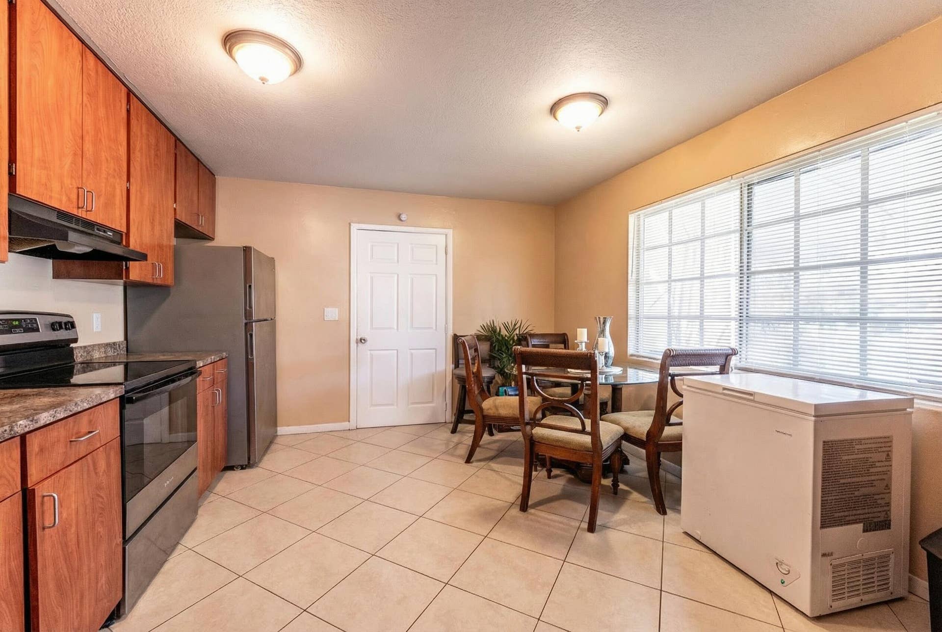 137 W 34th Street, Riviera Beach, FL 33404 Woolf Realty_137 N 34th_decluttered (10)
