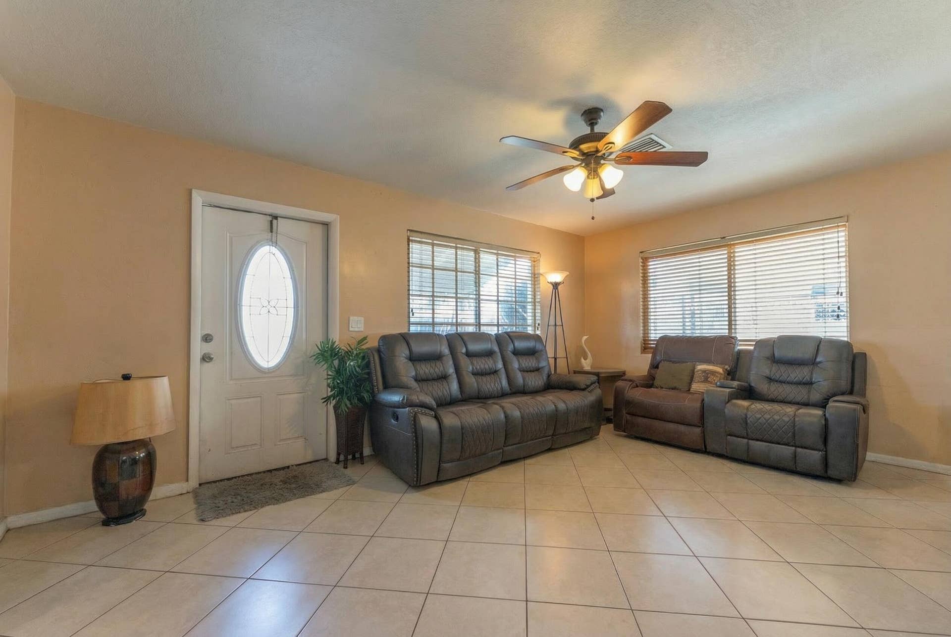 137 W 34th Street, Riviera Beach, FL 33404 Woolf Realty_137 N 34th_decluttered (8)