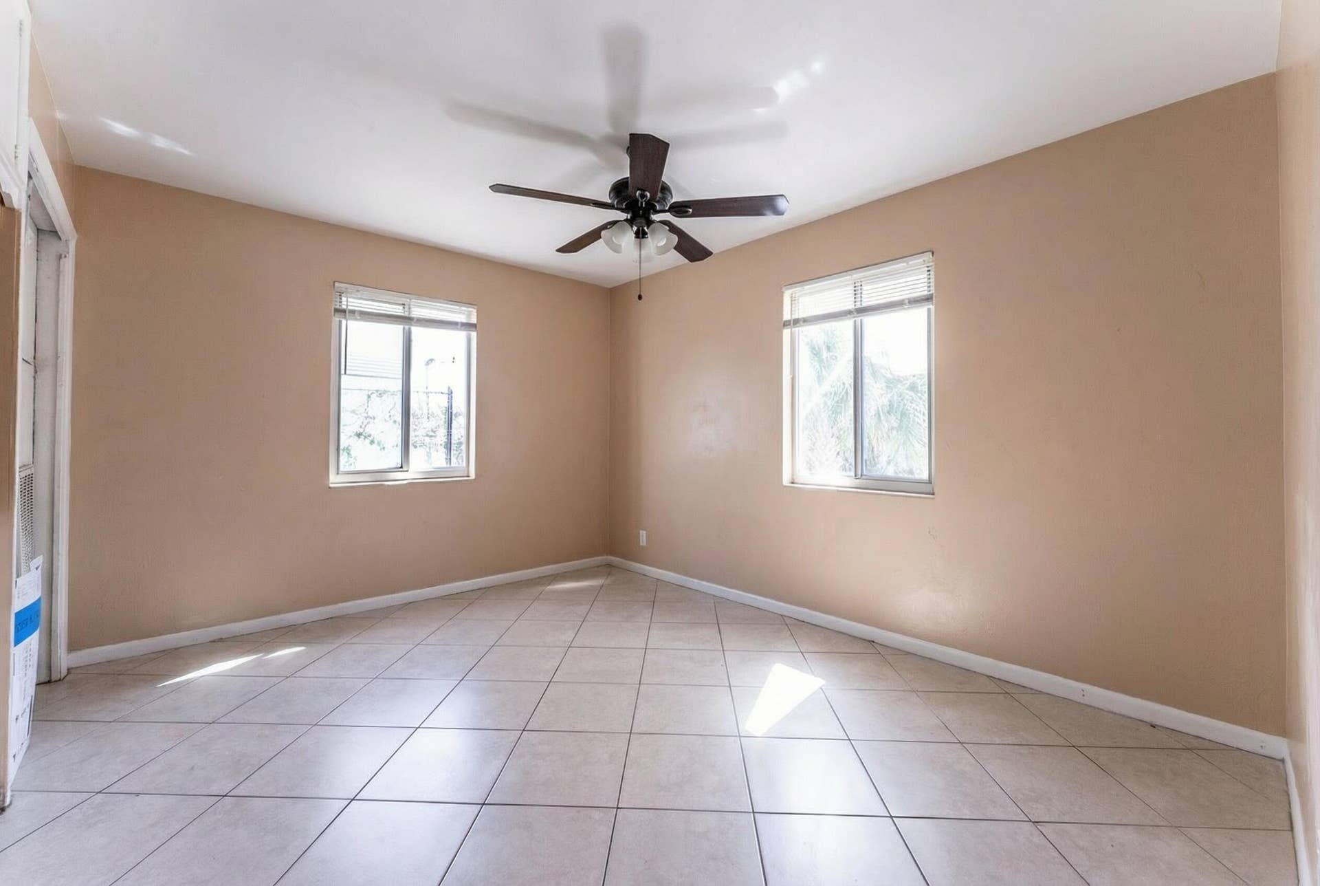 137 W 34th Street, Riviera Beach, FL 33404 Woolf Realty_137 N 34th_decluttered (3)