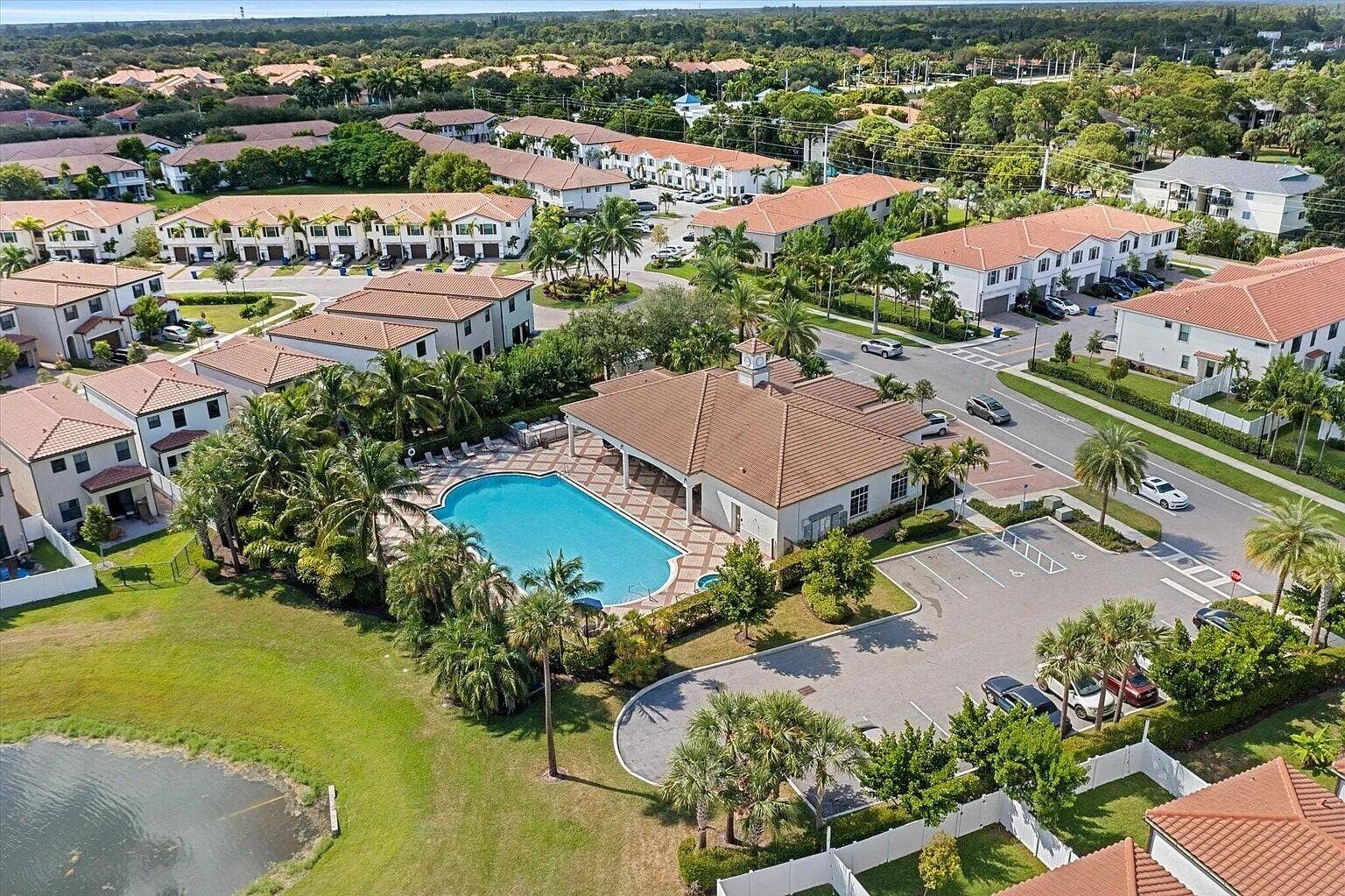 Genove clubhouse pool (1)