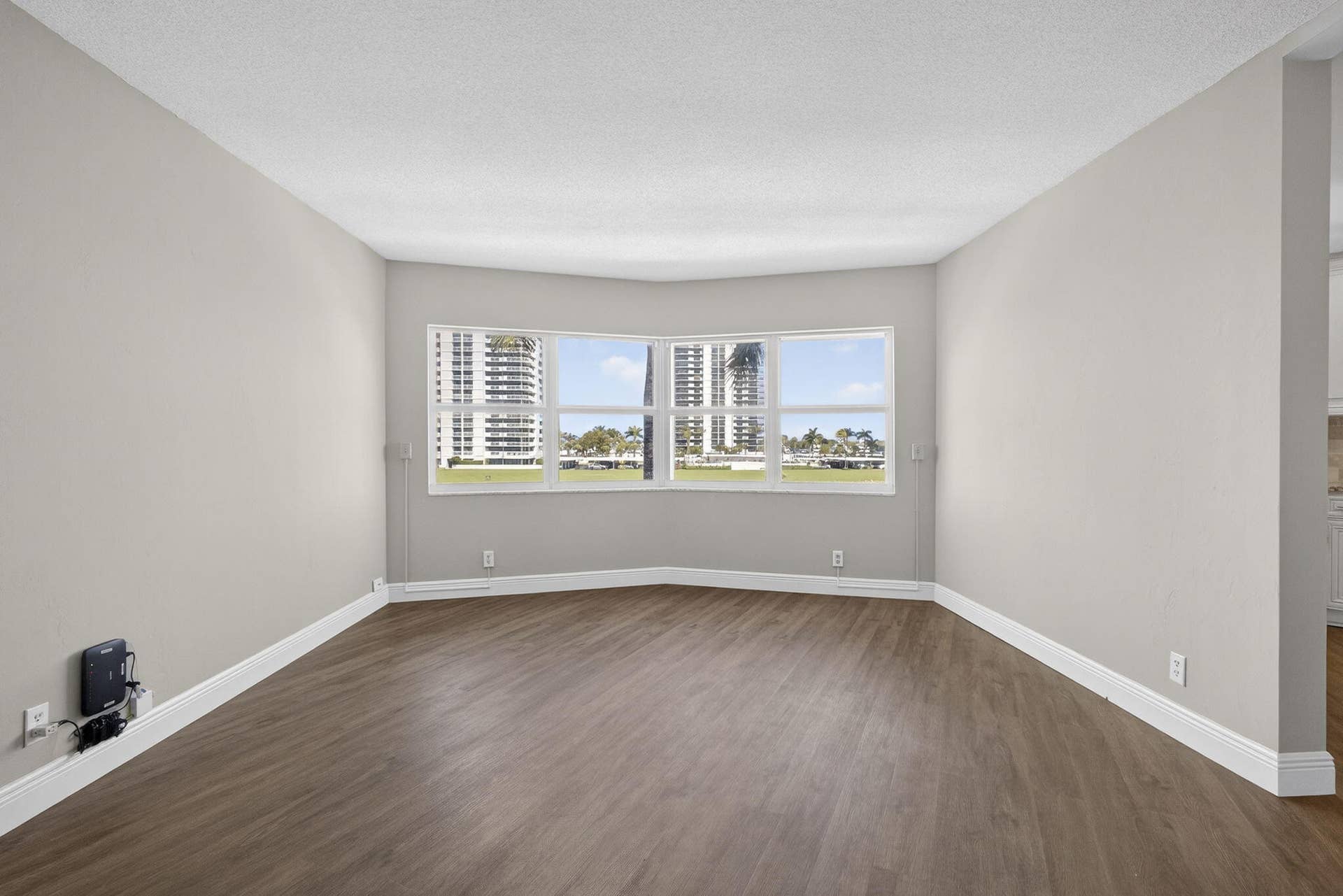 28 Yacht Club Drive, #309, North Palm Beach, FL 33408 Living Room
