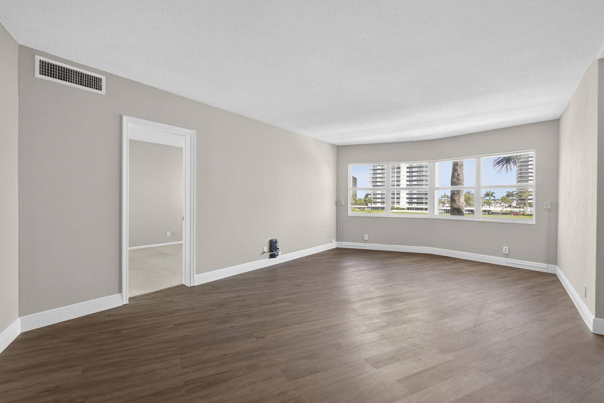 28 Yacht Club Drive, #309, North Palm Beach, FL 33408 Living