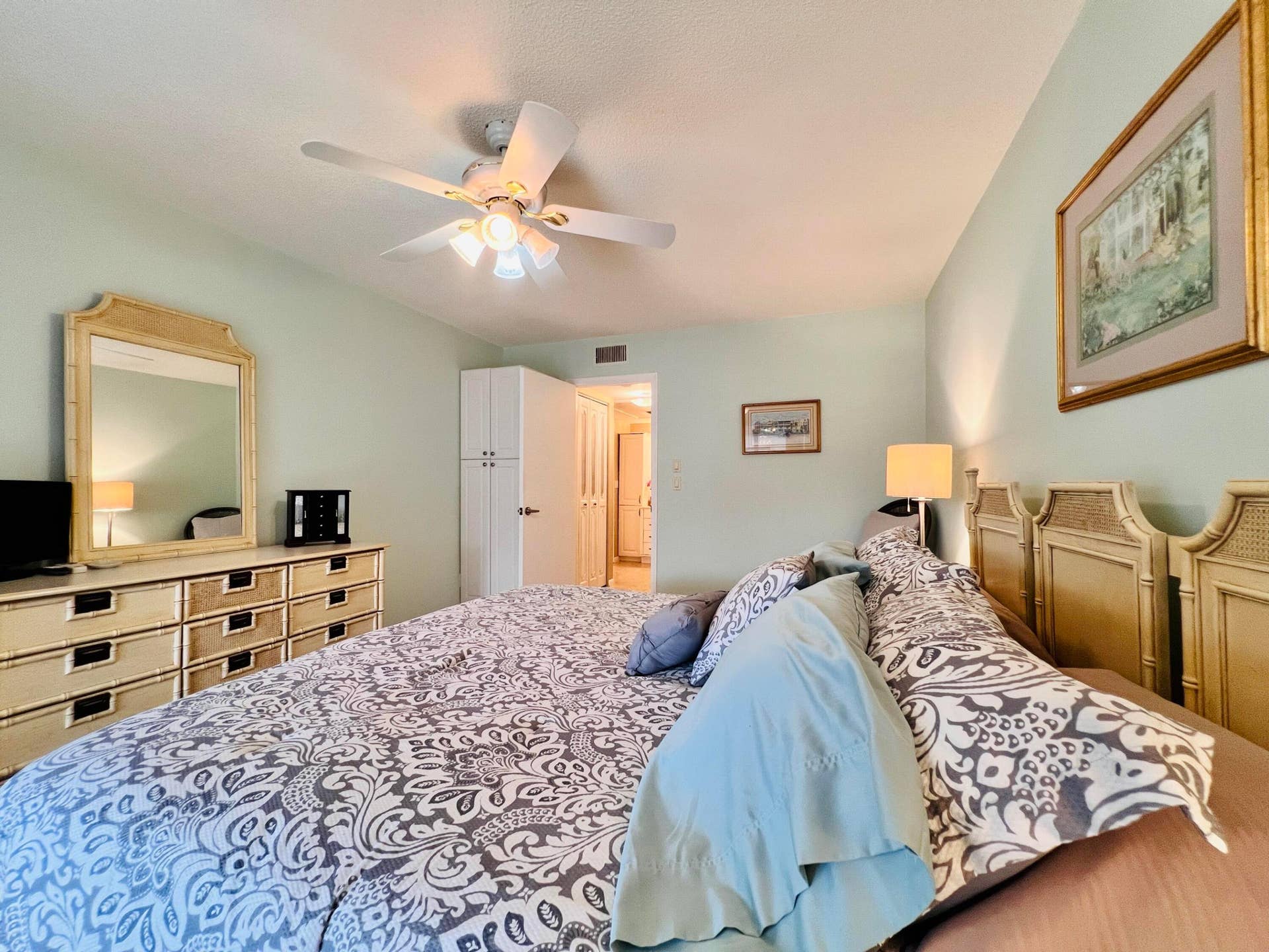 203 Oxford 500, West Palm Beach, FL 33417 Spacious Bedroom Suite.