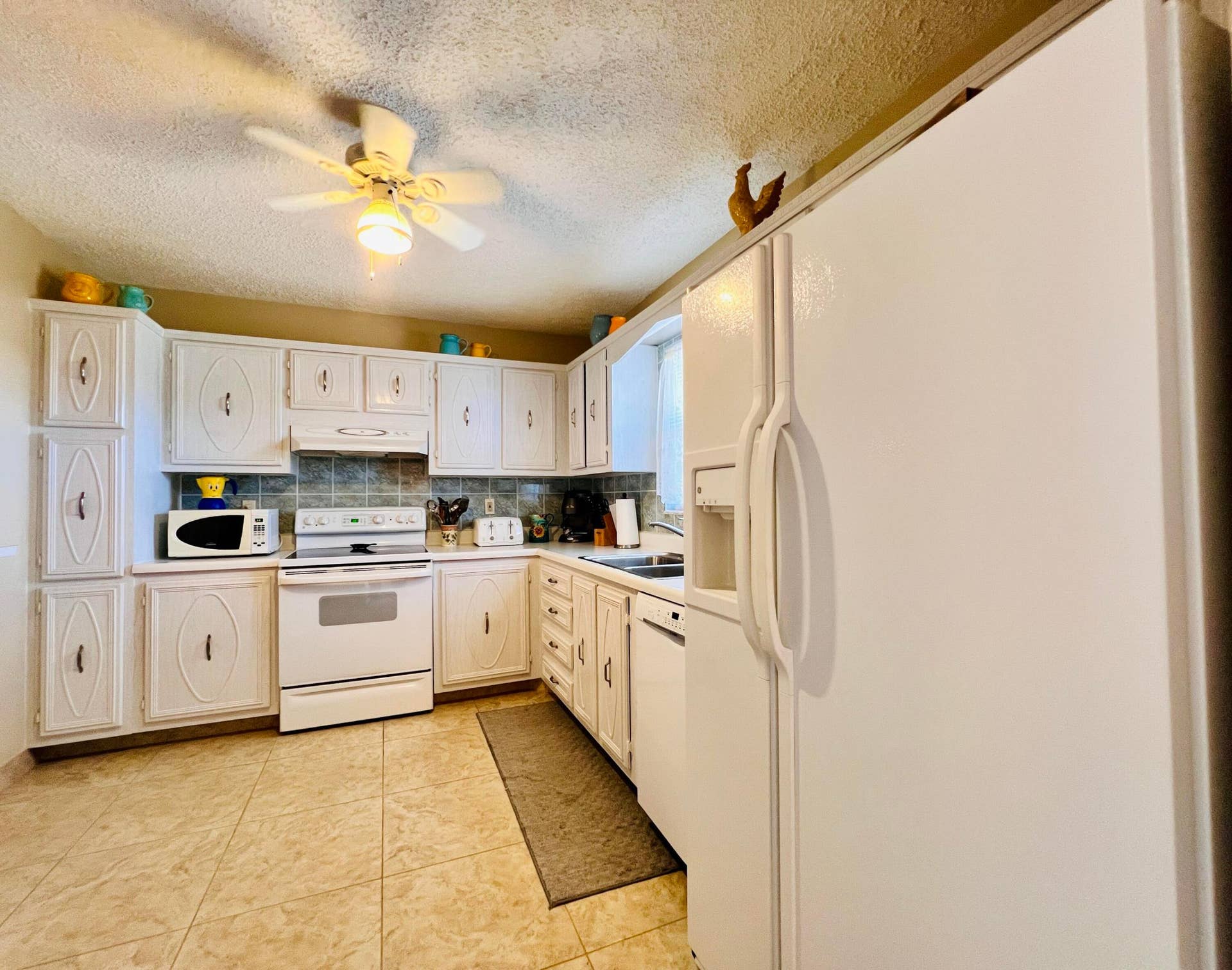 203 Oxford 500, West Palm Beach, FL 33417 Large Kitchen With Crisp White Cabinets.