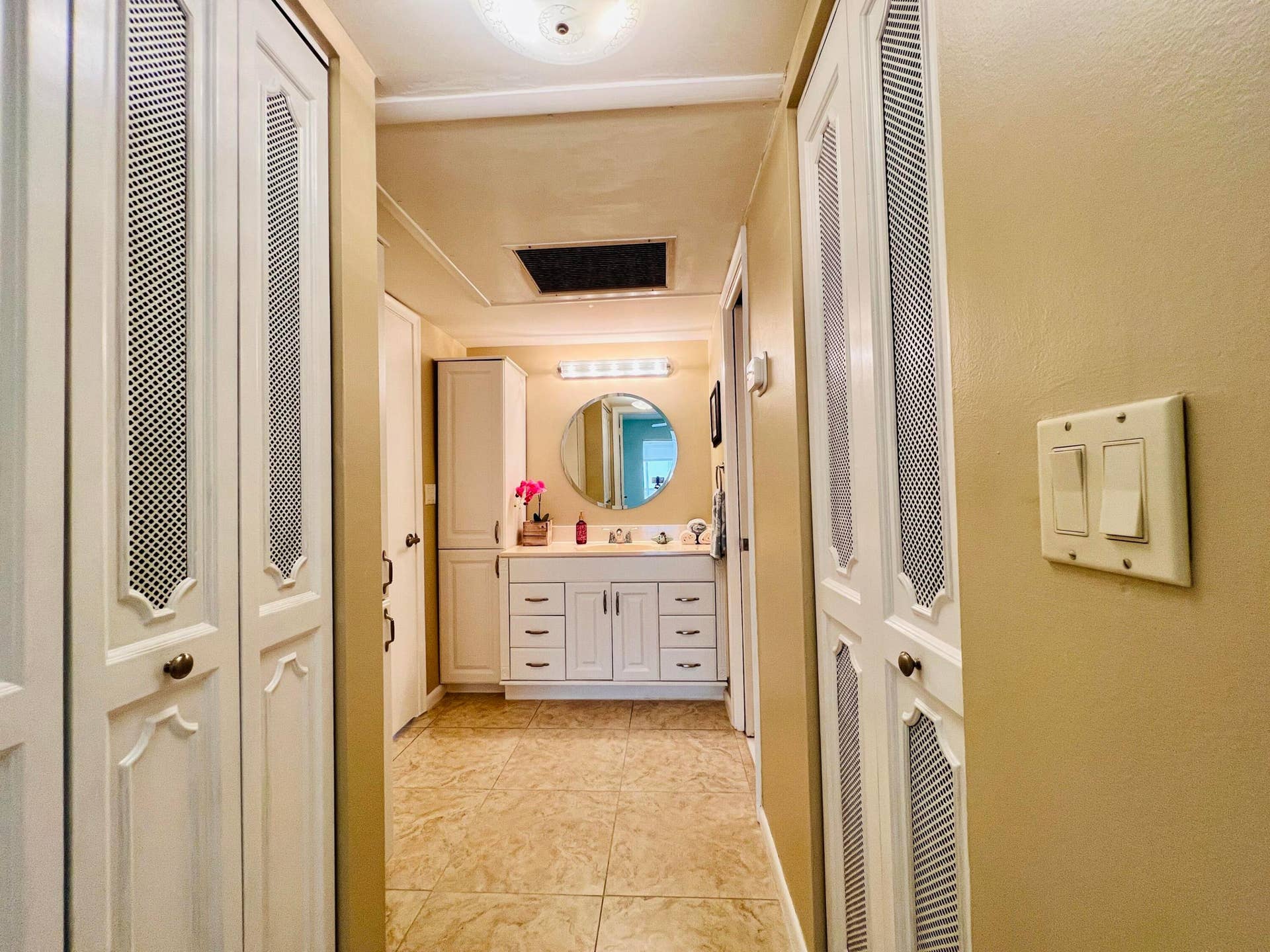 203 Oxford 500, West Palm Beach, FL 33417 Hall to Ensuite Bath From the Bedroom Suite