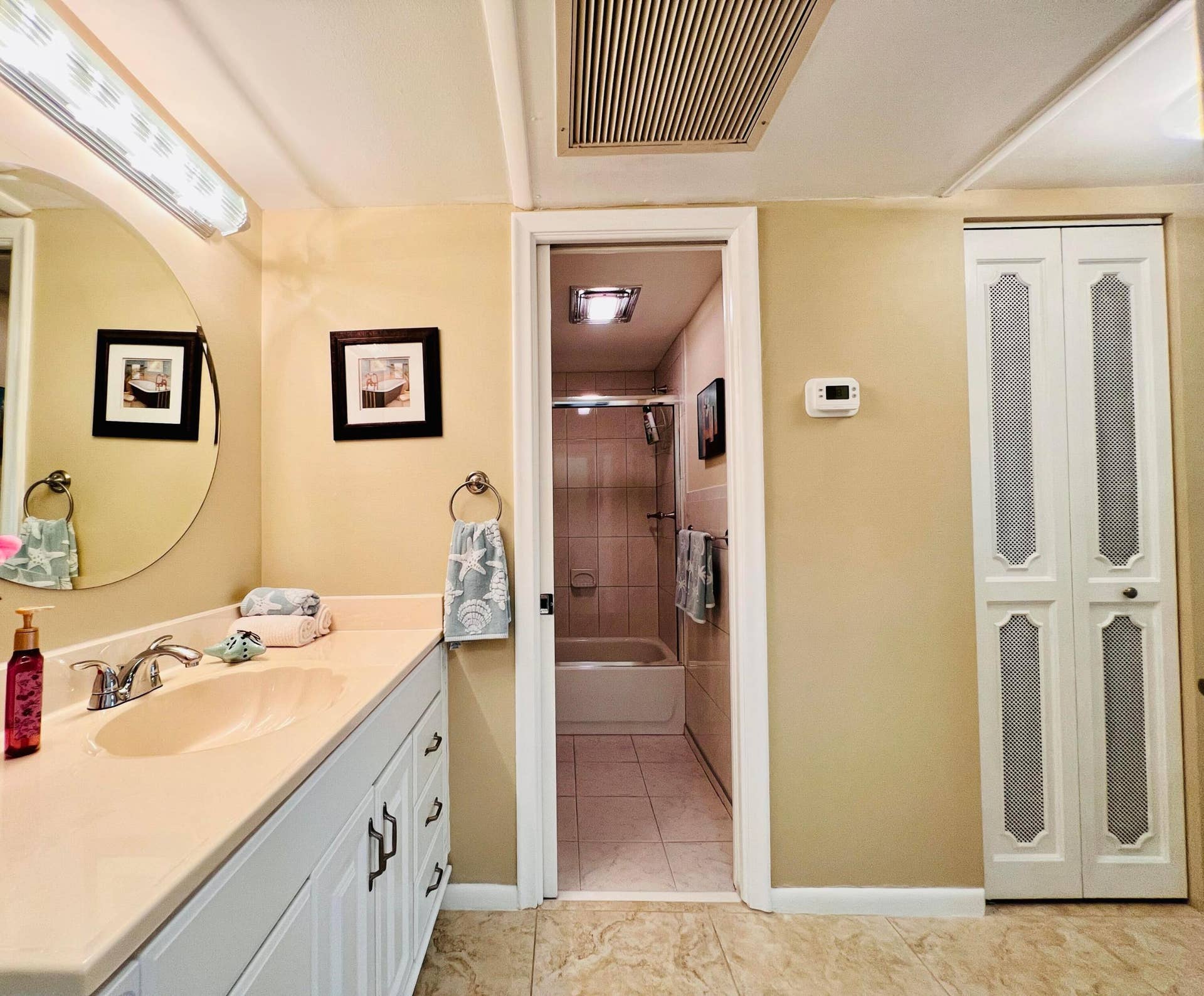 203 Oxford 500, West Palm Beach, FL 33417 Ensuite Bath With Updates and a Tub/Shower Combination
