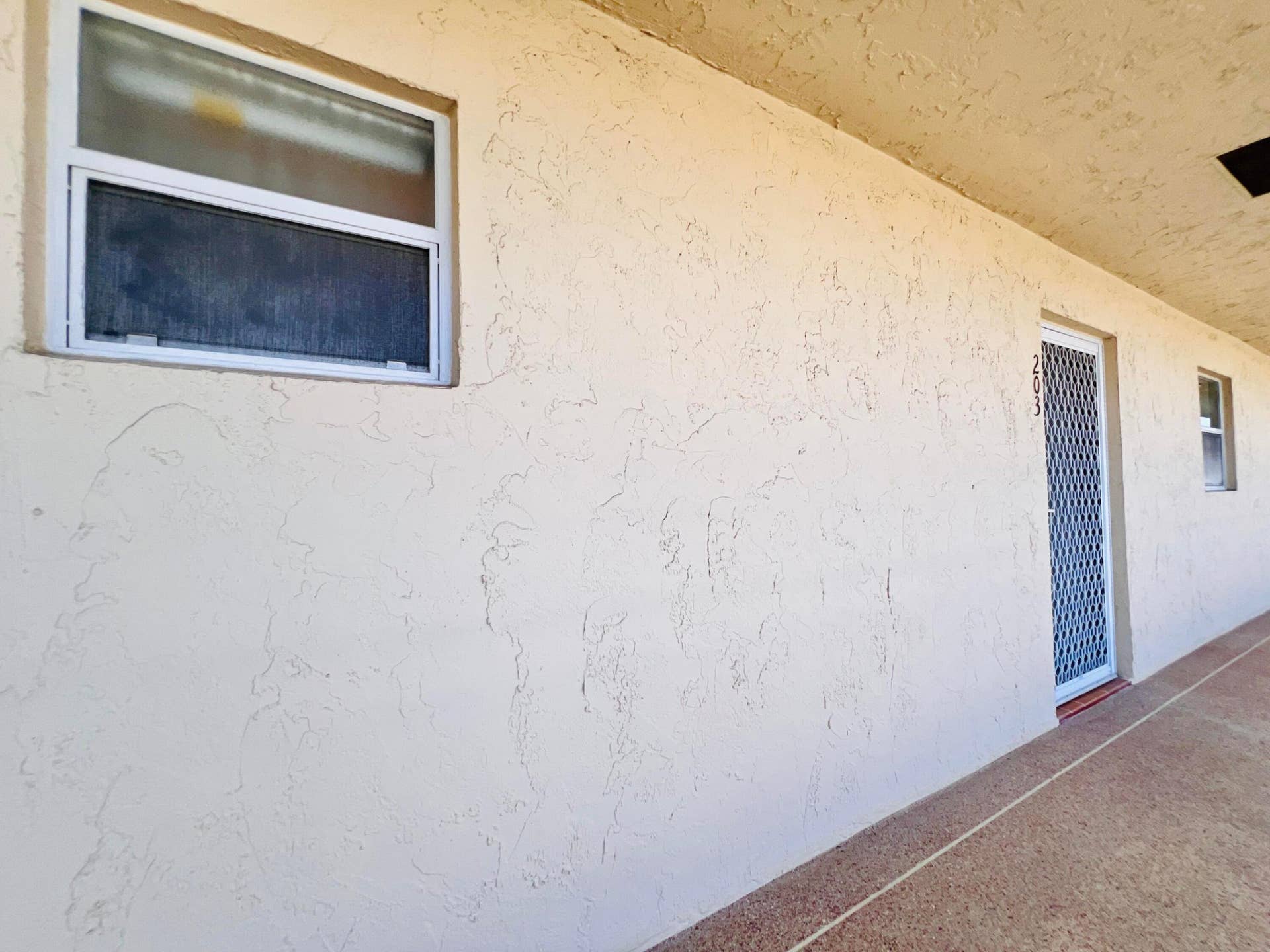 203 Oxford 500, West Palm Beach, FL 33417 Oversized 1/1.5 in a PET FRIENDLY Building!
