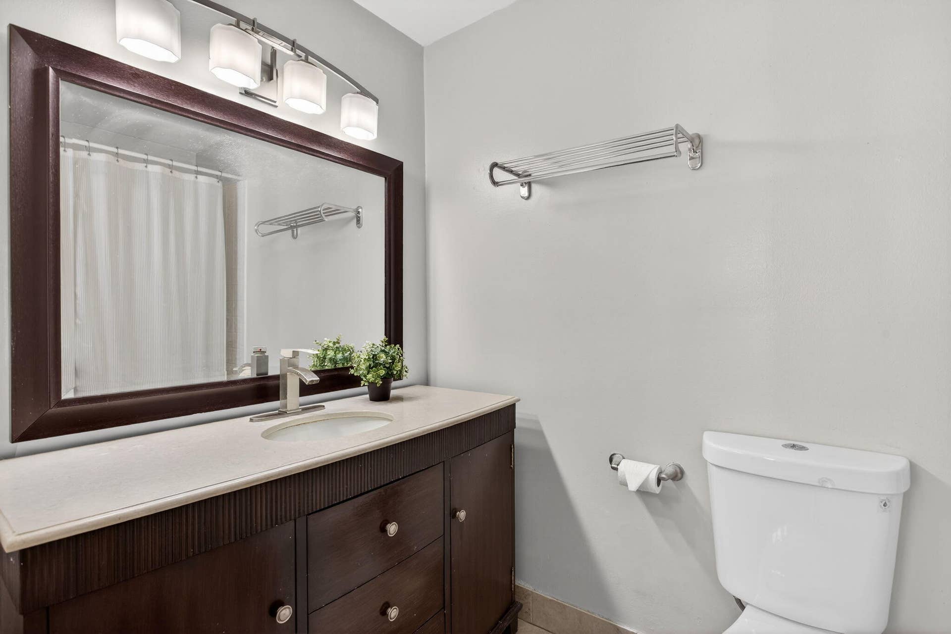 Guest/2nd Bath