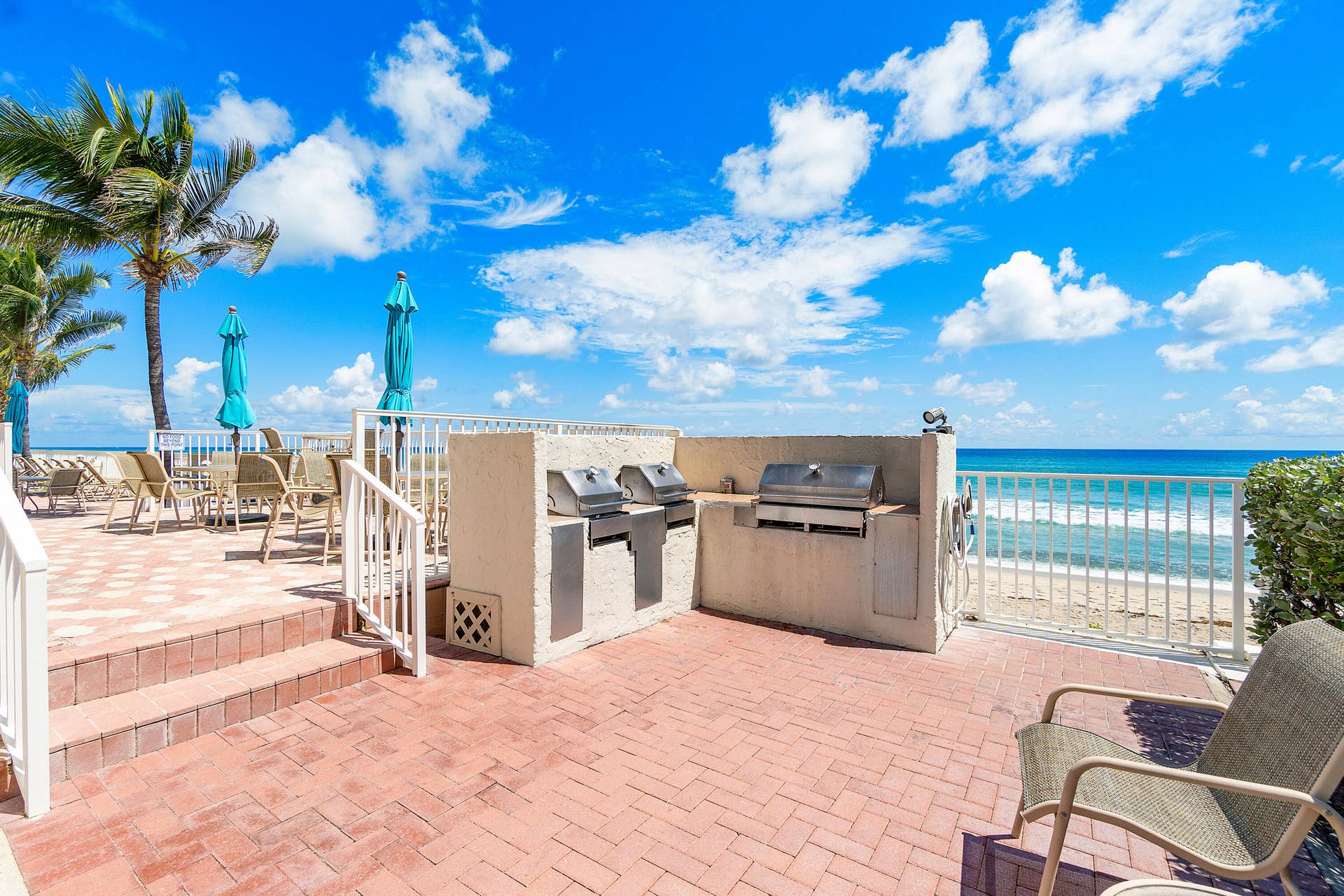 Outdoor Summer Kitchen w/ Grills