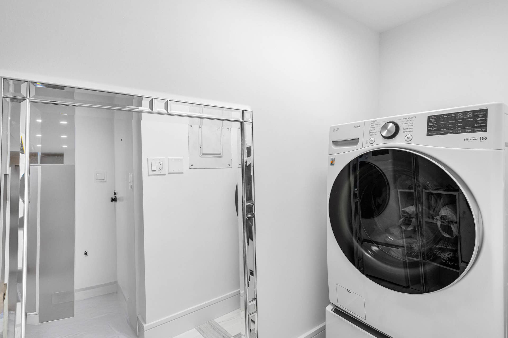 Full Size Washer & Dryer in Residence