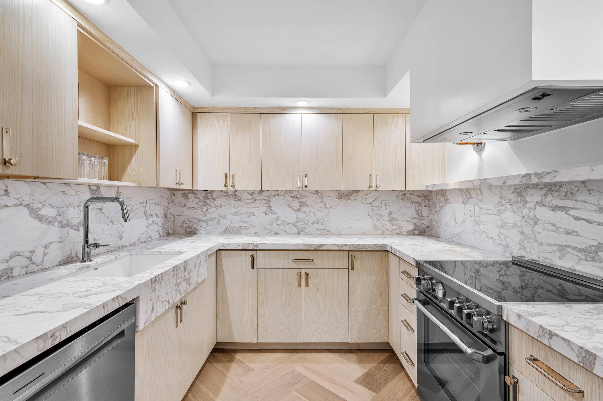 Kitchen w/ Exstensive Counter Space