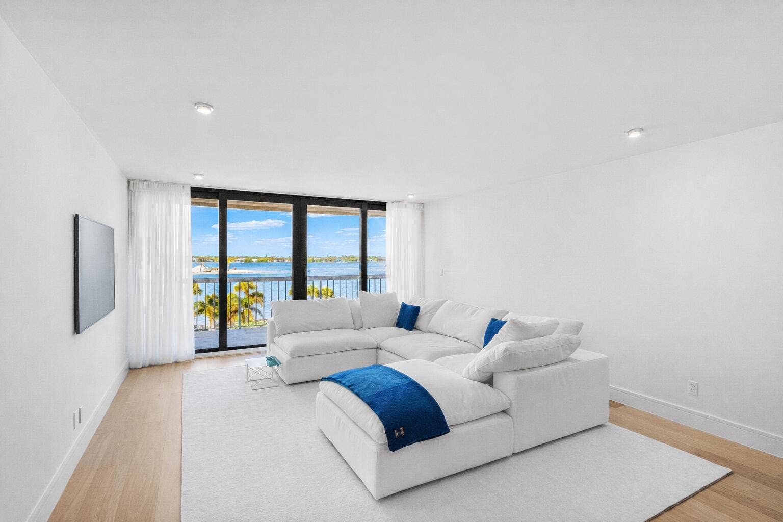 Expansive Livingroom w/ Water Views