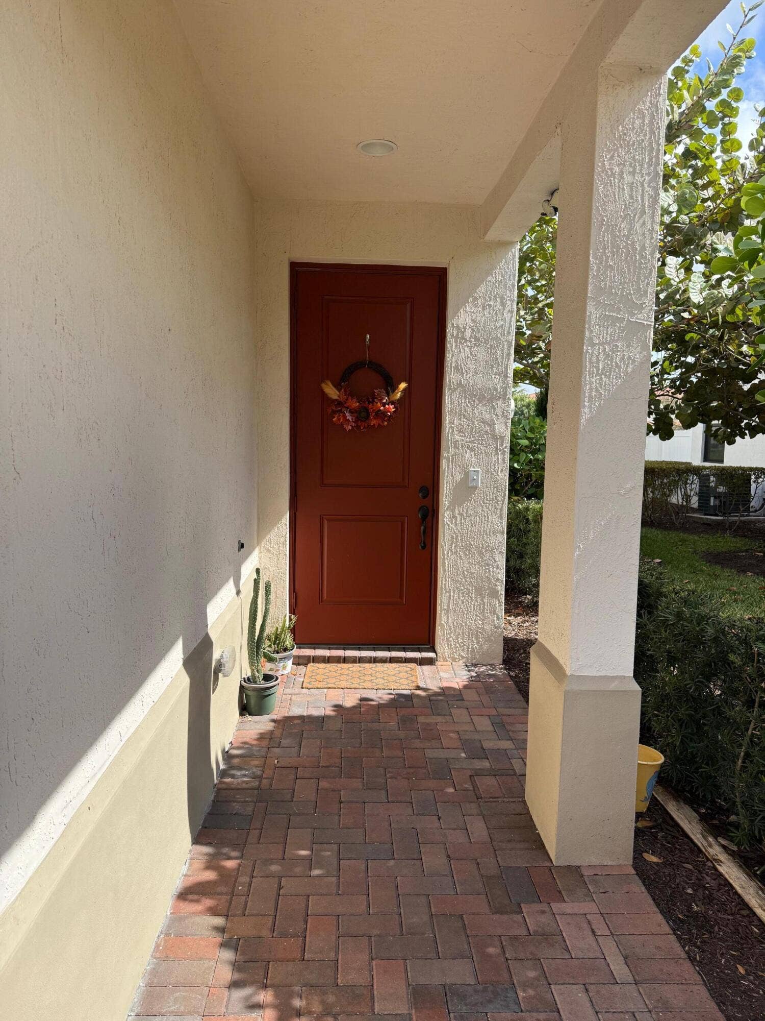 Private corner entrance