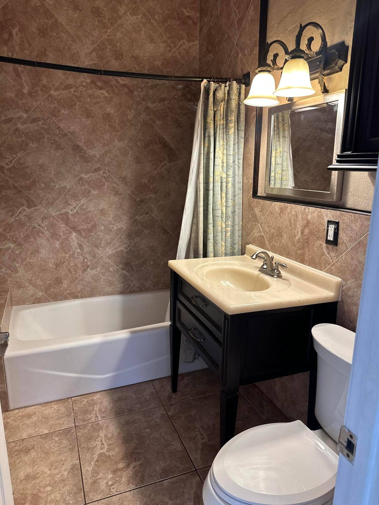 619 37th Street, West Palm Beach, West Palm Beach, FL 33407 Secondary bath