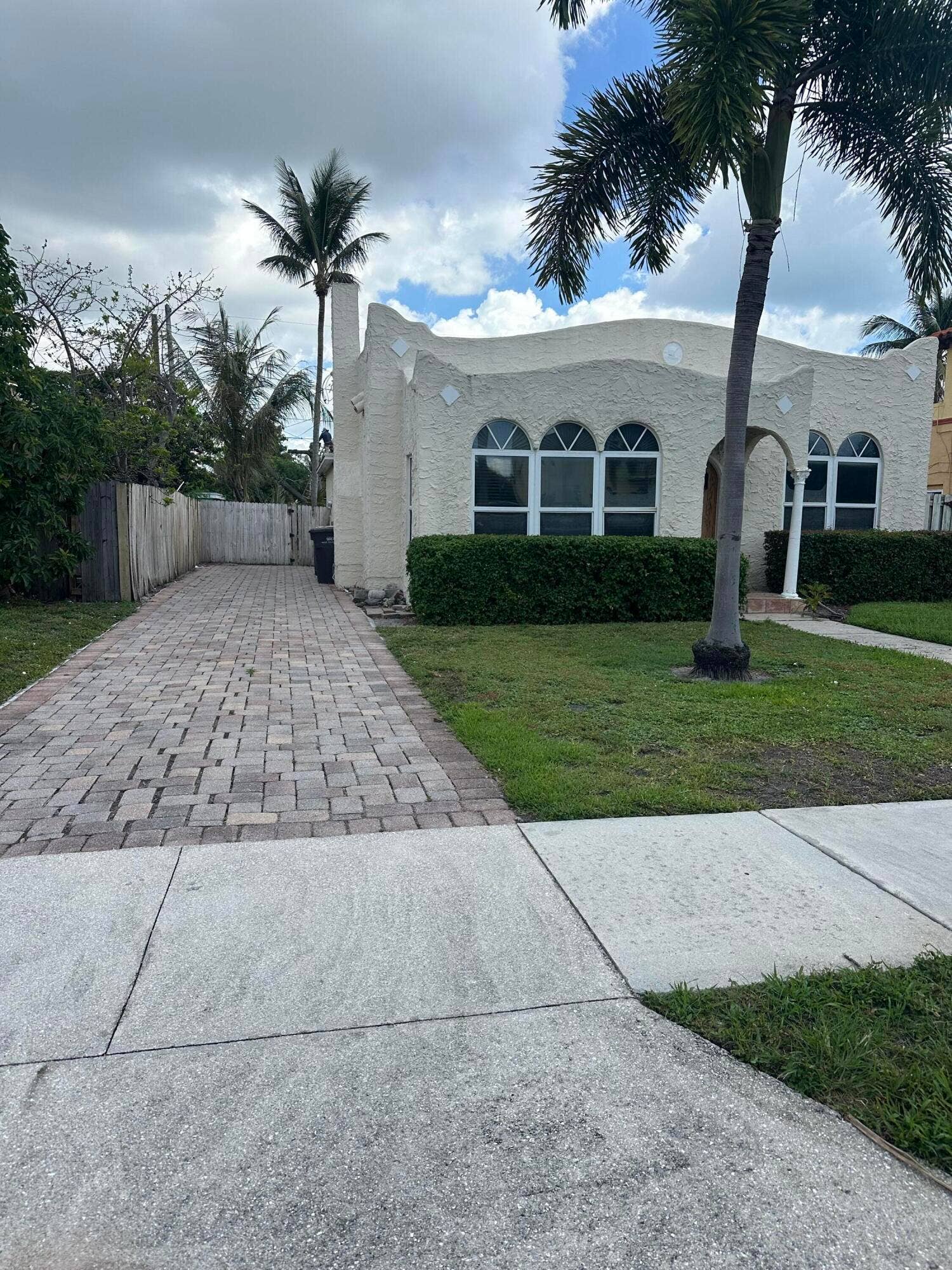 619 37th Street, West Palm Beach, West Palm Beach, FL 33407 3 car driveway