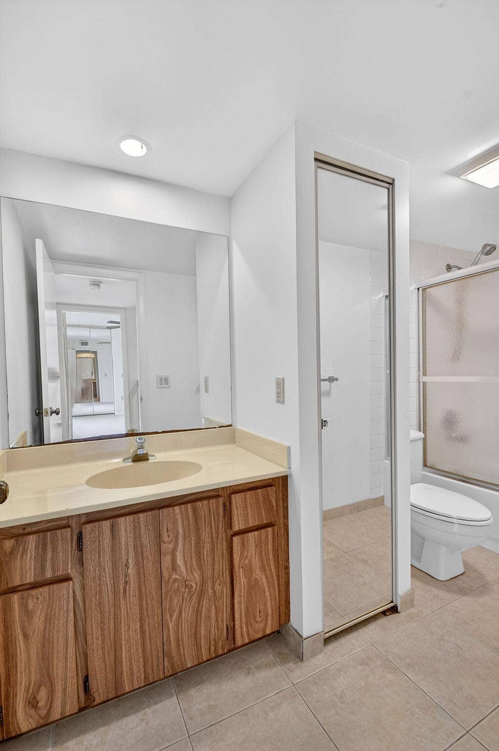 4210 42nd Way, West Palm Beach, FL 33407 Second full bathroom has shower/tub combo