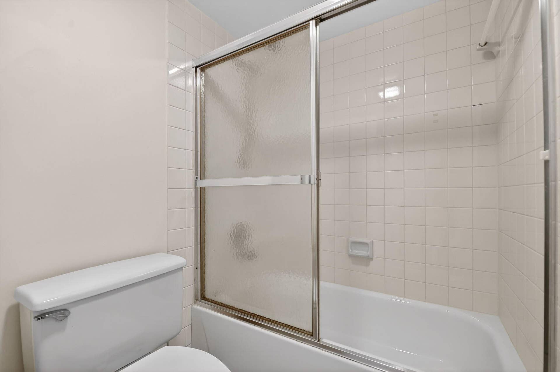 4210 42nd Way, West Palm Beach, FL 33407 Second full bathroom has shower/tub combo