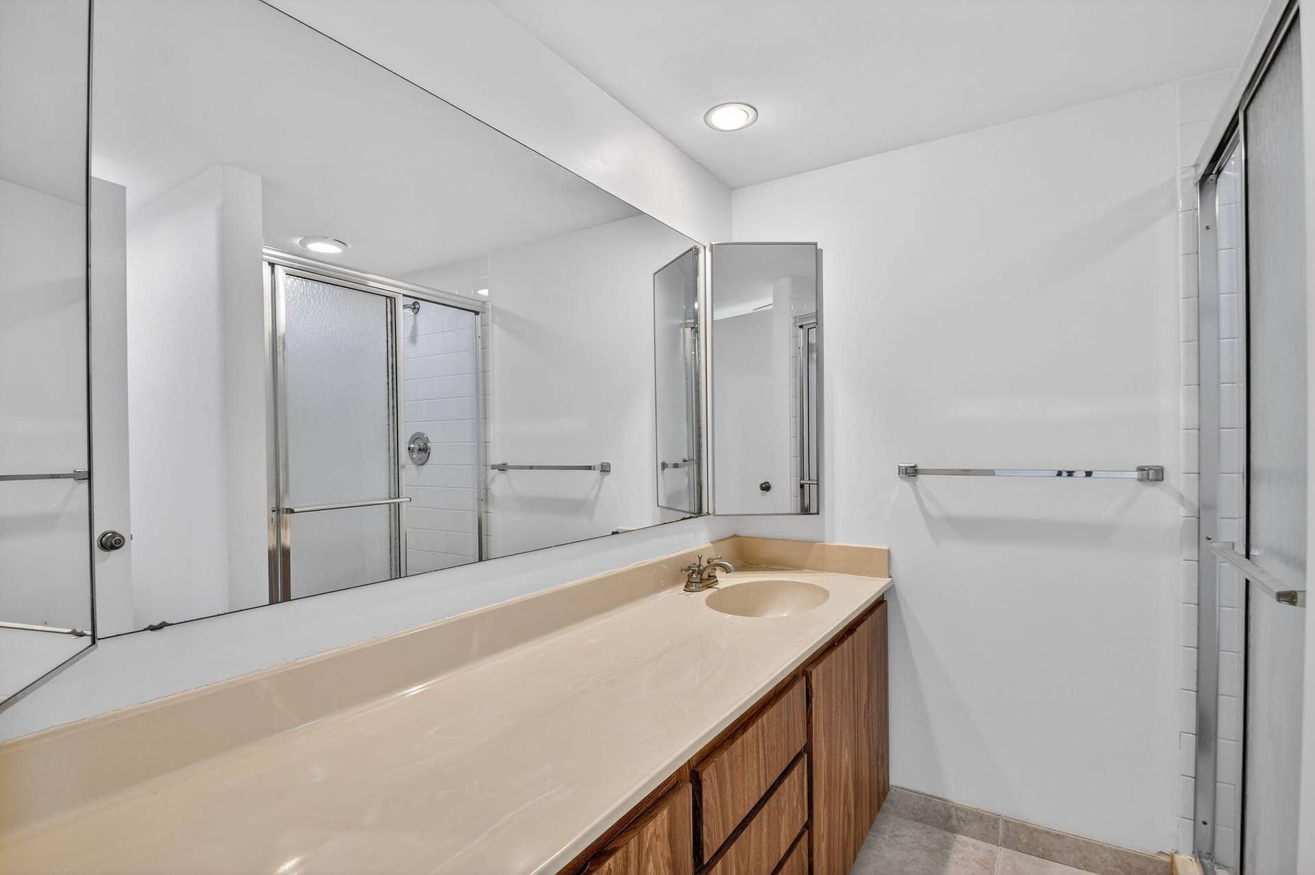 4210 42nd Way, West Palm Beach, FL 33407 Primary bathroom has step in shower
