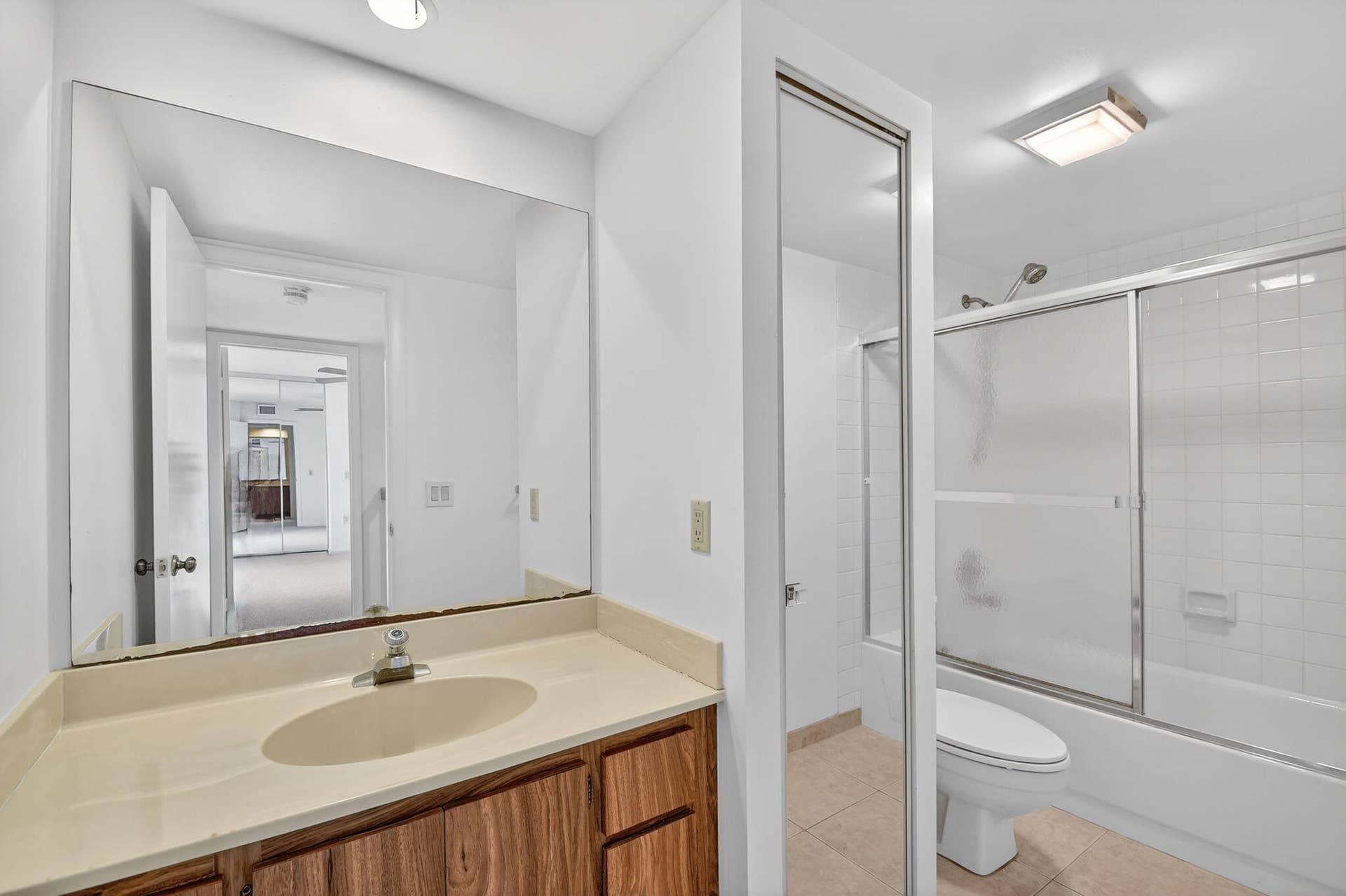4210 42nd Way, West Palm Beach, FL 33407 Second full bathroom has shower/tub combo