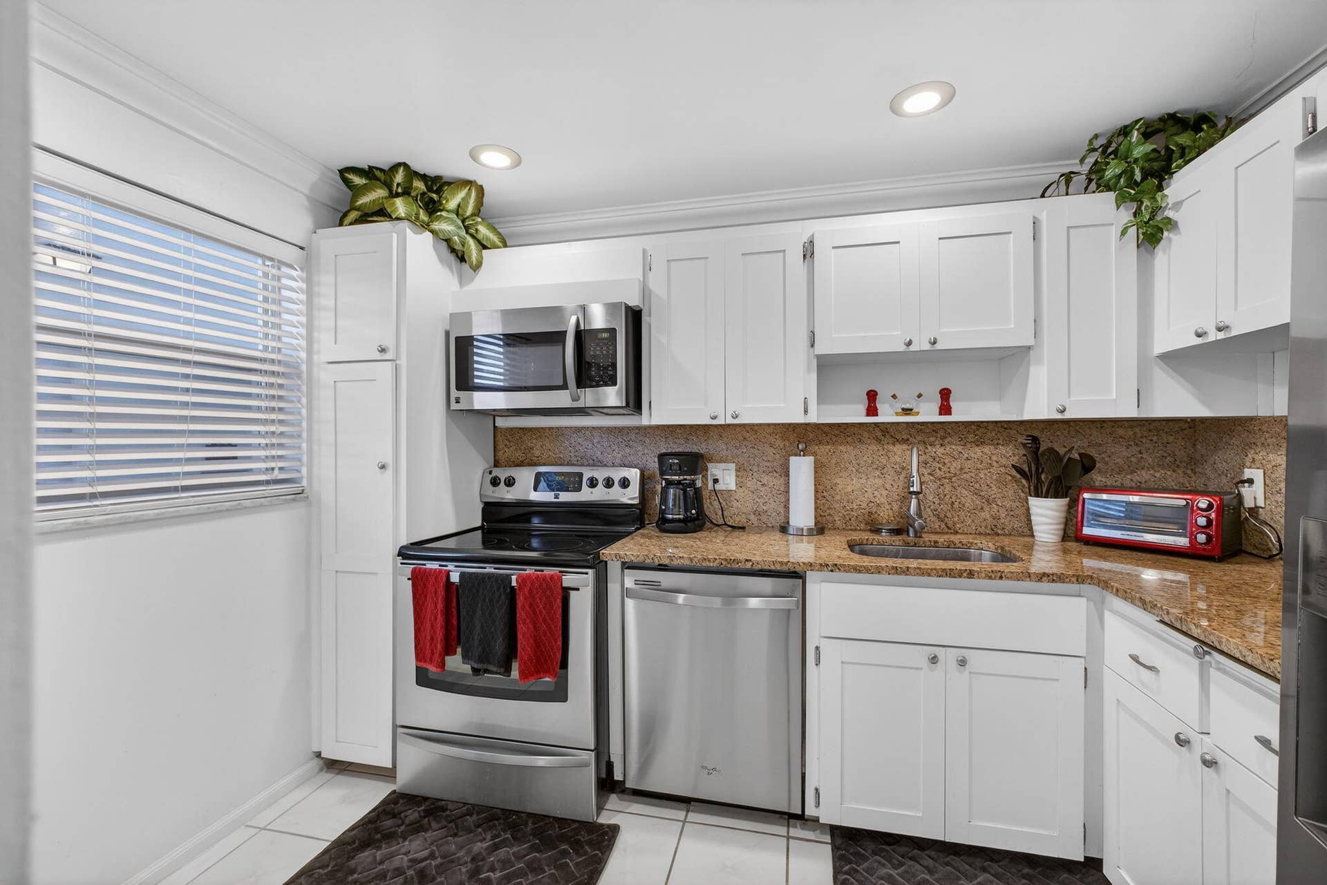 21 Yacht Club Drive, #505, North Palm Beach, FL 33408 Kitchen