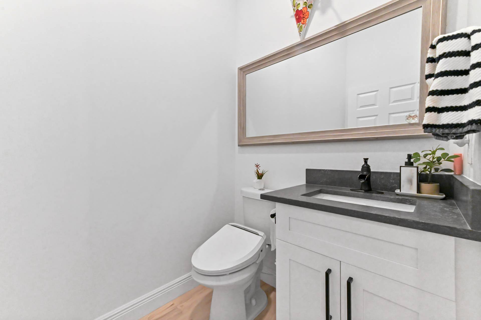 17 Bathroom 01