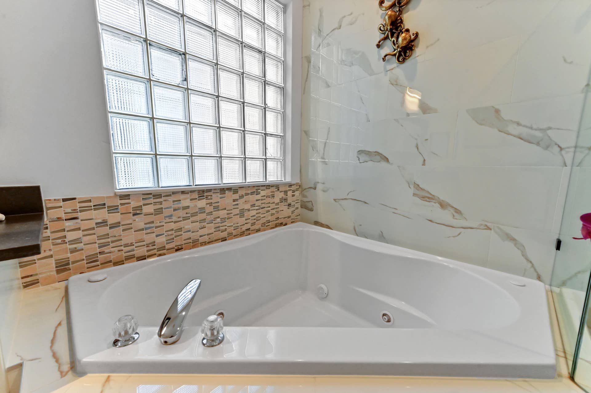31 Bathroom 02