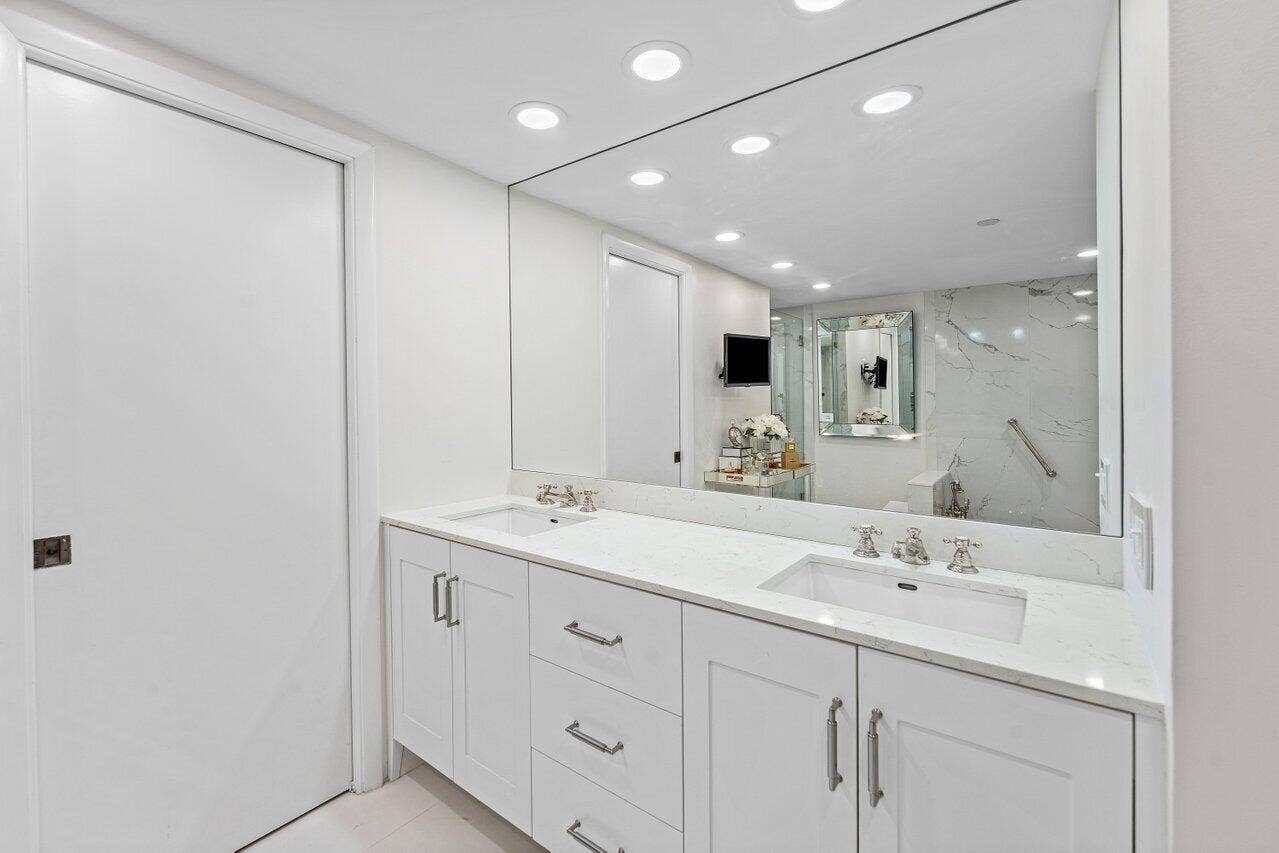 529 S Flagler Drive, #8g, West Palm Beach, FL 33401 Double Sinks, Enclosed Toilet and Linen Closet