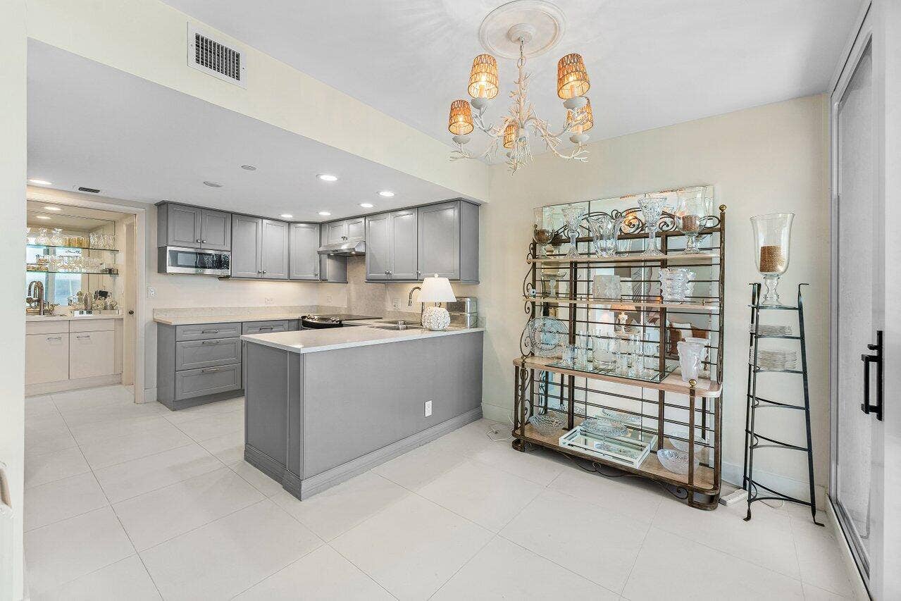 529 S Flagler Drive, #8g, West Palm Beach, FL 33401 Eat-In Kitchen