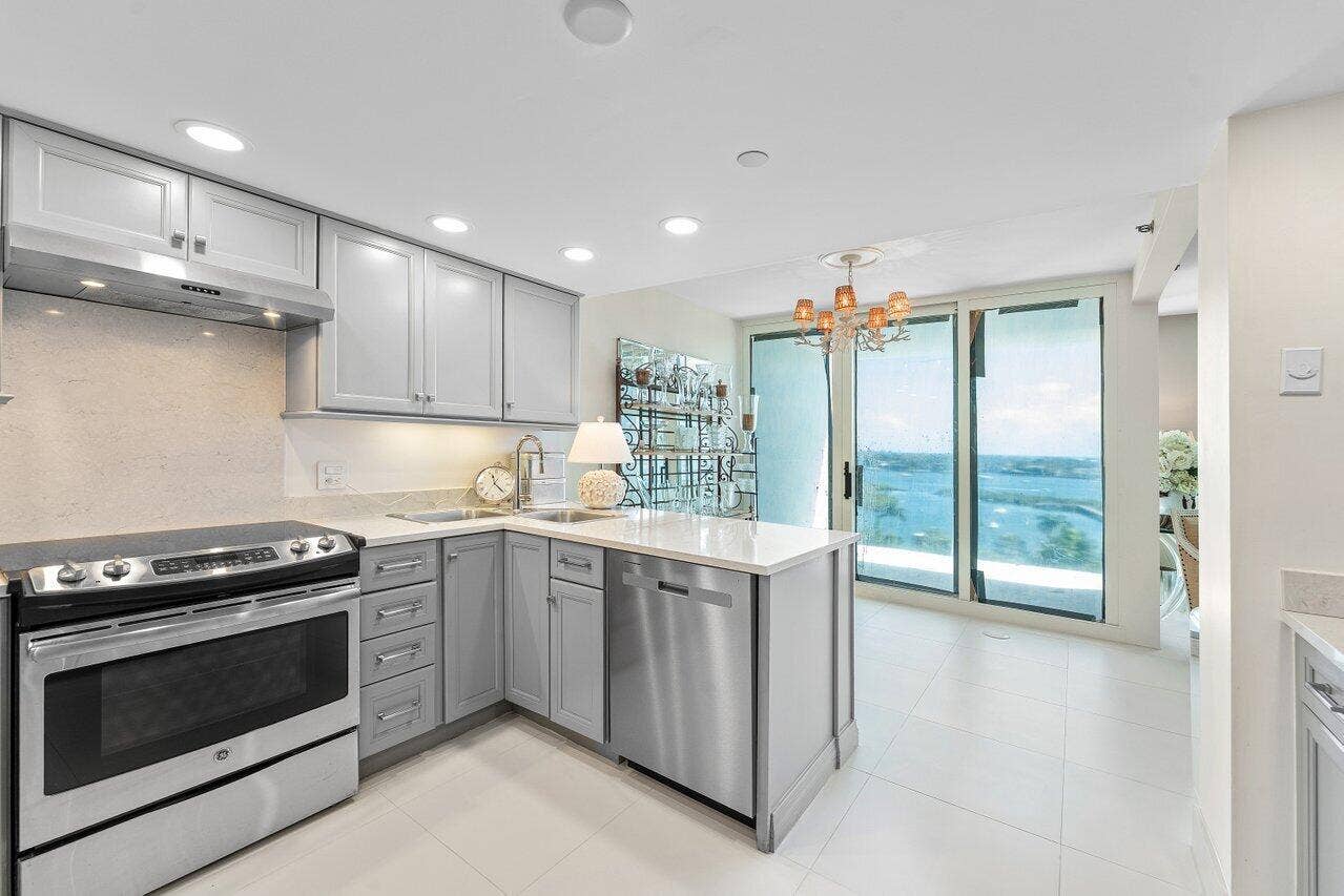529 S Flagler Drive, #8g, West Palm Beach, FL 33401 Kitchen Opens to Balcony Dining Area with Gorgeous Views
