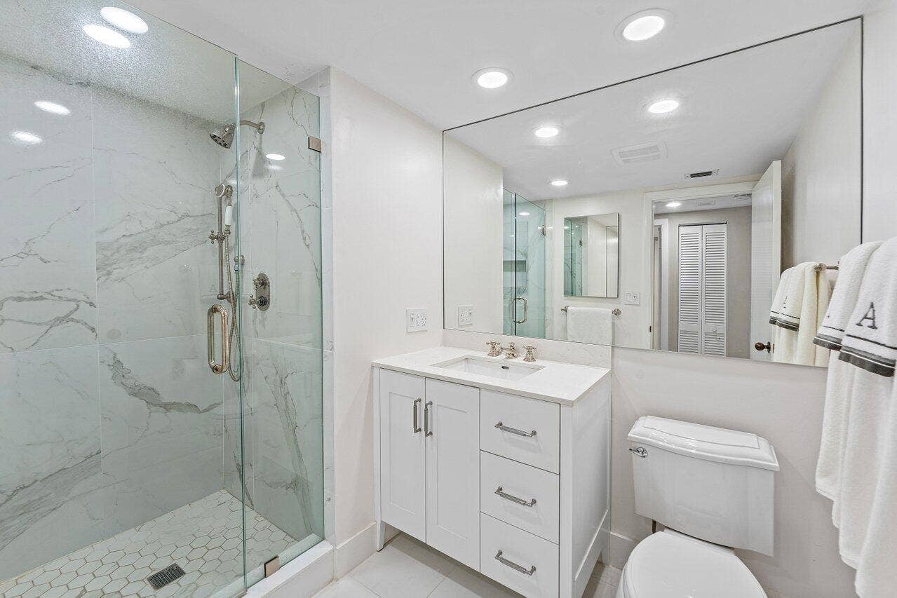 529 S Flagler Drive, #8g, West Palm Beach, FL 33401 Full Hall Bath