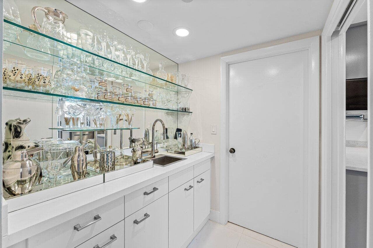 529 S Flagler Drive, #8g, West Palm Beach, FL 33401 Wet Bar with Laundry Room Beyond