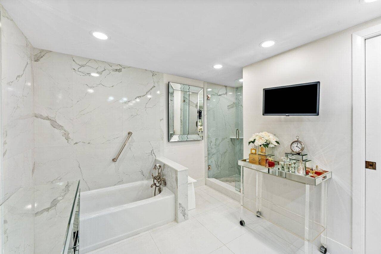 529 S Flagler Drive, #8g, West Palm Beach, FL 33401 Separate Tub and Shower