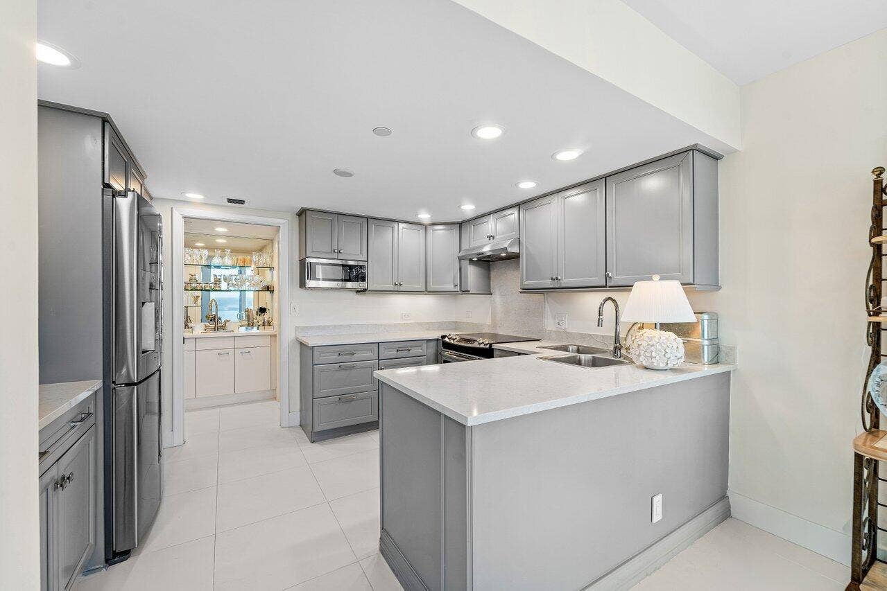 529 S Flagler Drive, #8g, West Palm Beach, FL 33401 Kitchen View to Wet Bar